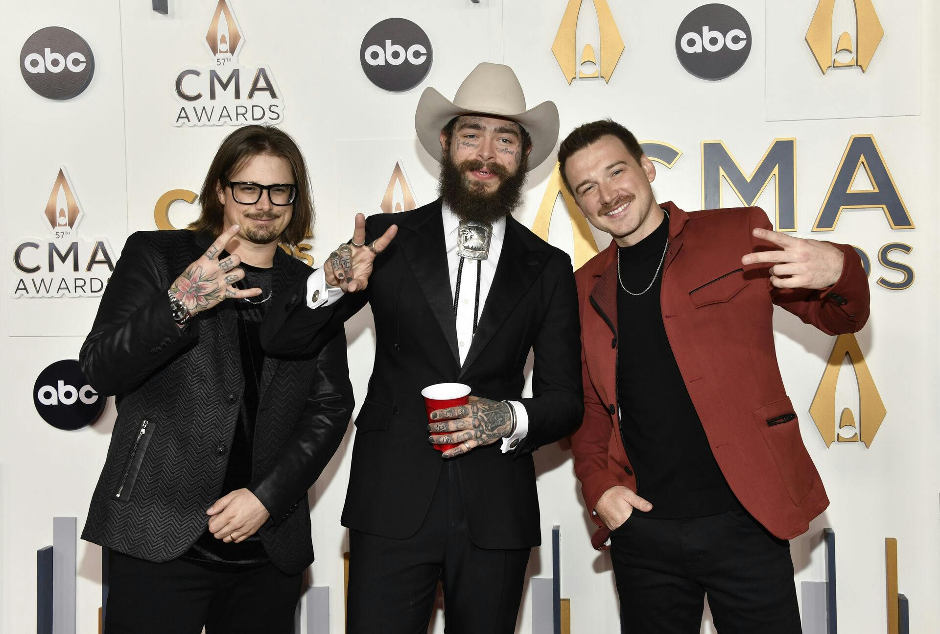 HARDY, Post Malone og Morgan Wallen (th) til Country Music Awards i november.