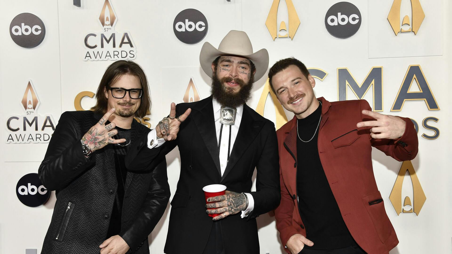 HARDY, Post Malone og Morgan Wallen (th) til Country Music Awards i november.
