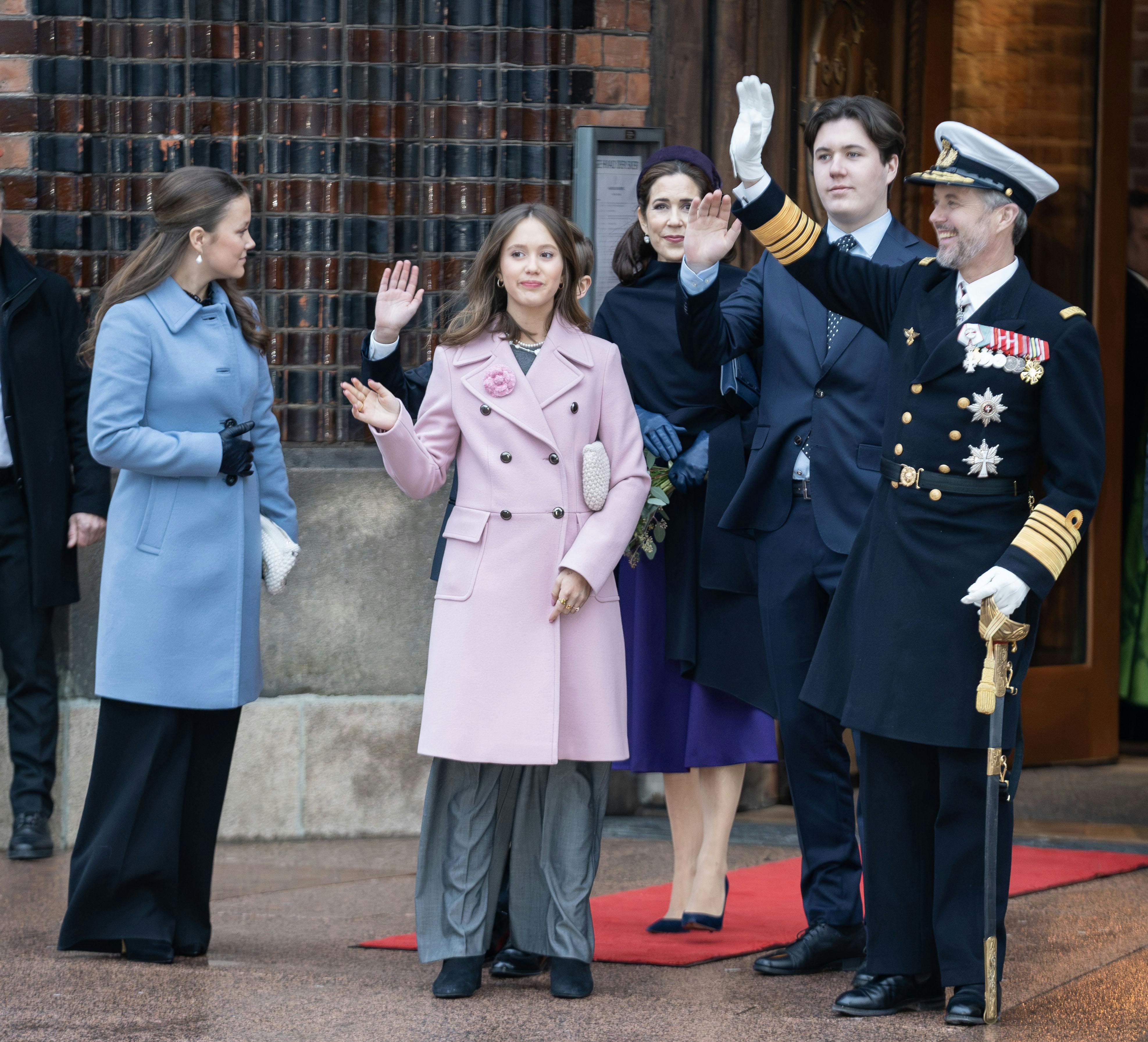 Isabella og Josephine er også glade for Aiayu.