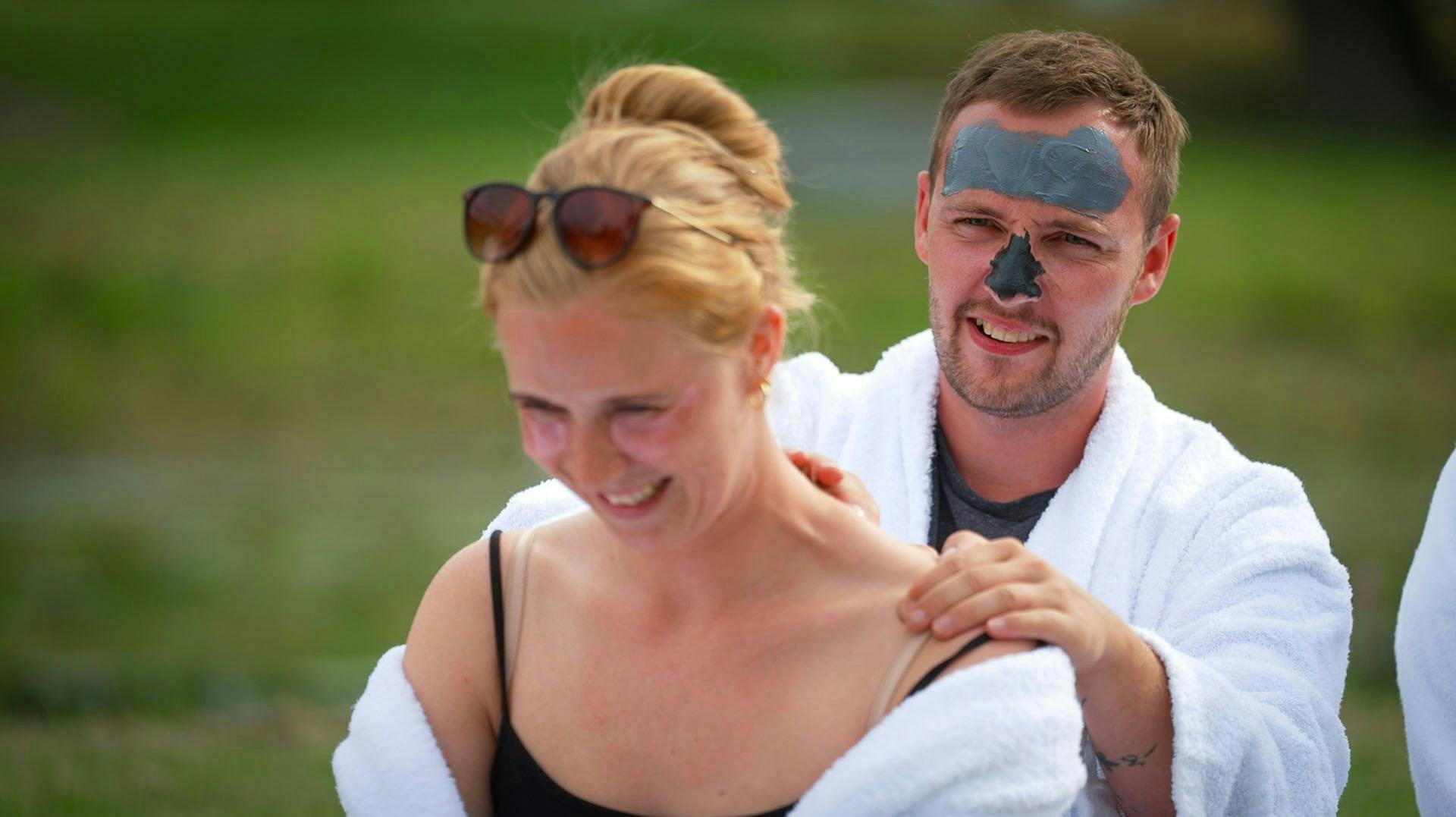 Tobias Jensen tager endelig bladet fra munden og forsøger at sætte flere ord på kemien mellem ham og kvinderne i "Kærlighed hvor kragerne vender". Men han får gentaget sig selv lidt mere, end hans bejlere havde ønsket.