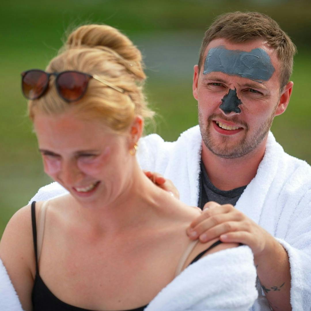 Tobias Jensen tager endelig bladet fra munden og forsøger at sætte flere ord på kemien mellem ham og kvinderne i "Kærlighed hvor kragerne vender". Men han får gentaget sig selv lidt mere, end hans bejlere havde ønsket.