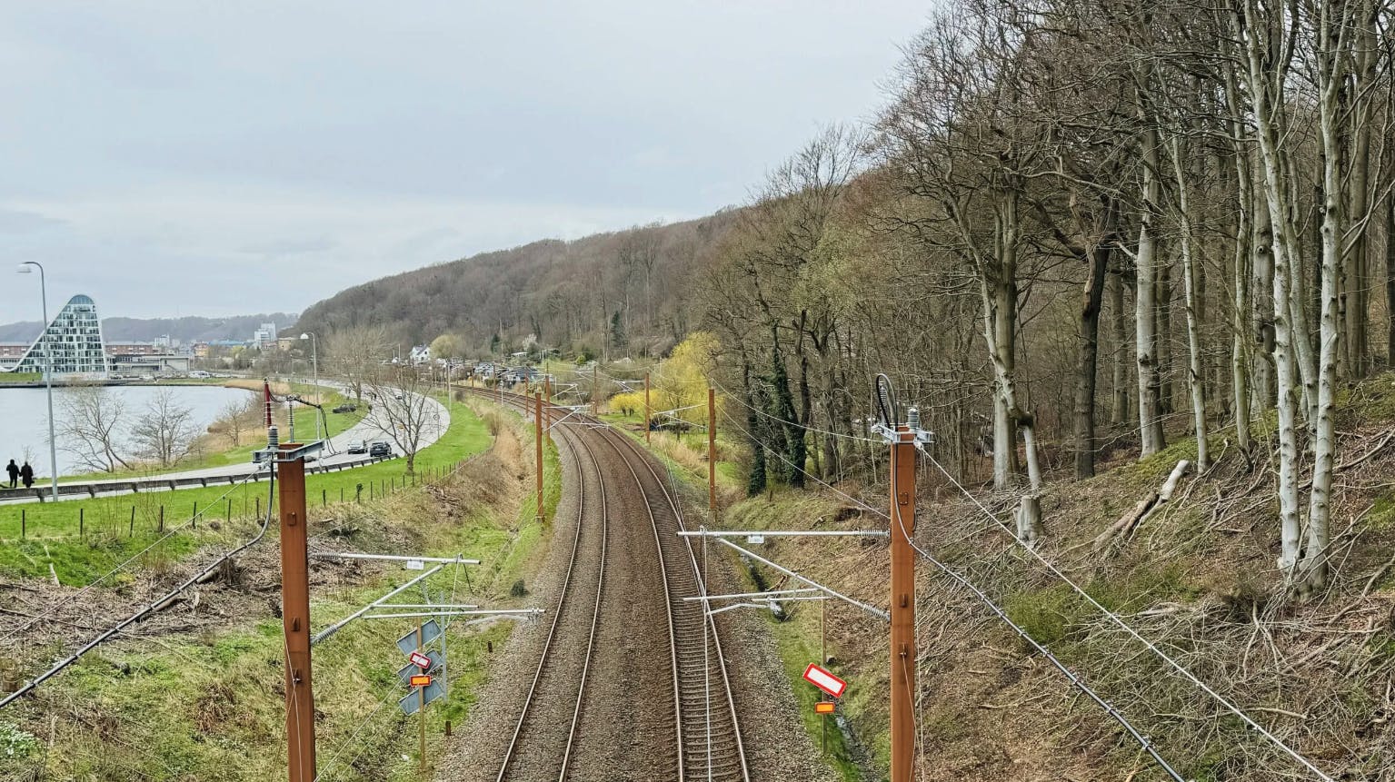 Der er ingen tog på strækningen, da en køreledning er faldet ned.