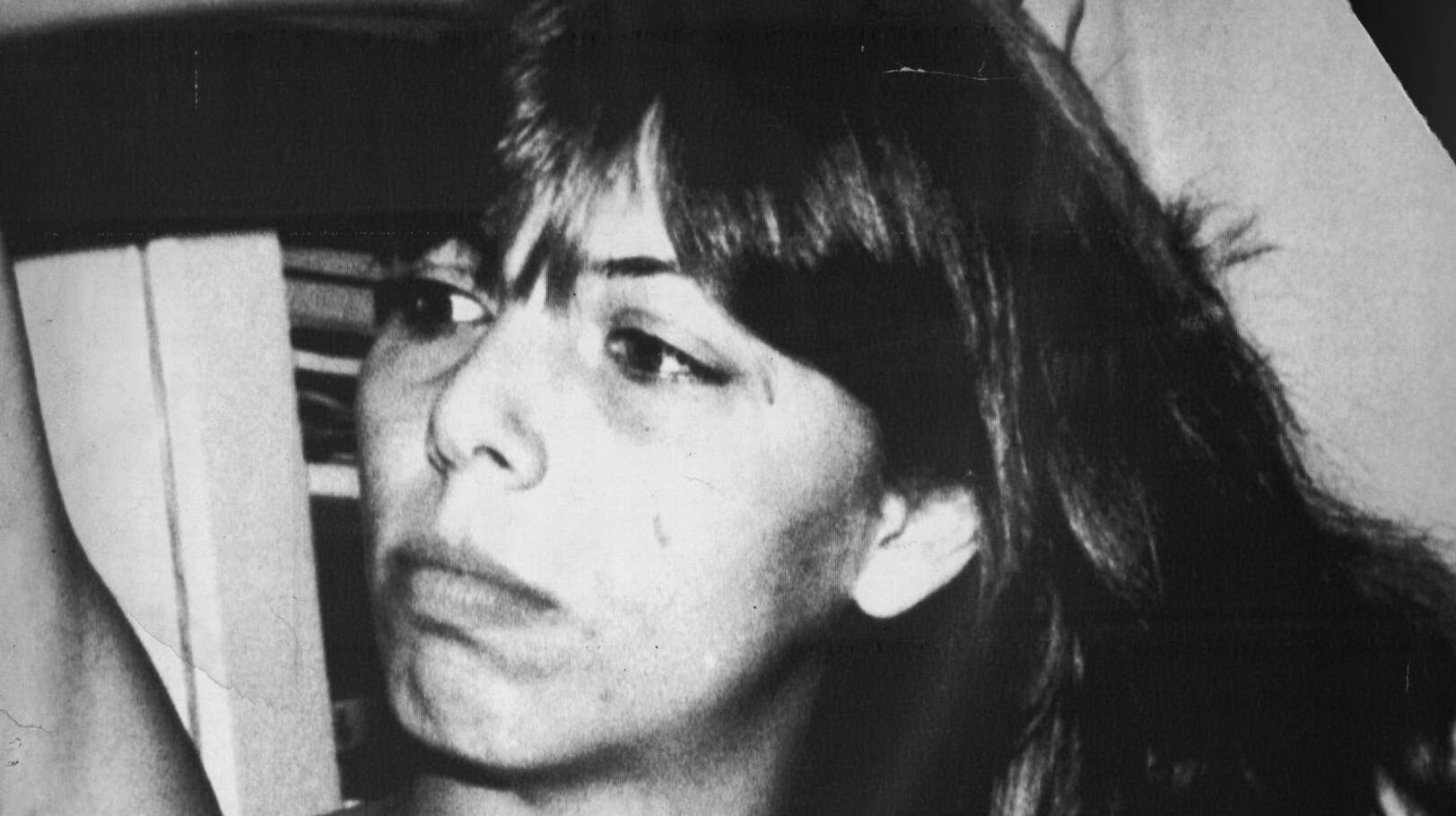 Den 23-årige narkoprostituerede Hanne With bliver tævet og får derefter halsen skåret over nytårsnat 1989/90 i sin lejlighed i Fensmarksgade. Efter al sandsynlighed er morderen en kunde, hun har samlet op på Halmtorvet.