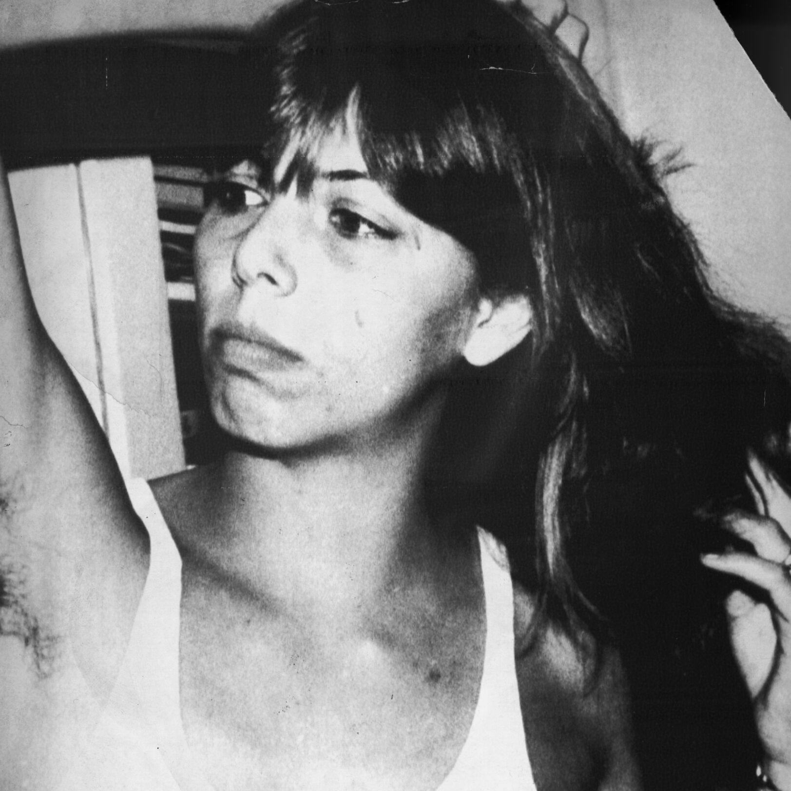 Den 23-årige narkoprostituerede Hanne With bliver tævet og får derefter halsen skåret over nytårsnat 1989/90 i sin lejlighed i Fensmarksgade. Efter al sandsynlighed er morderen en kunde, hun har samlet op på Halmtorvet.