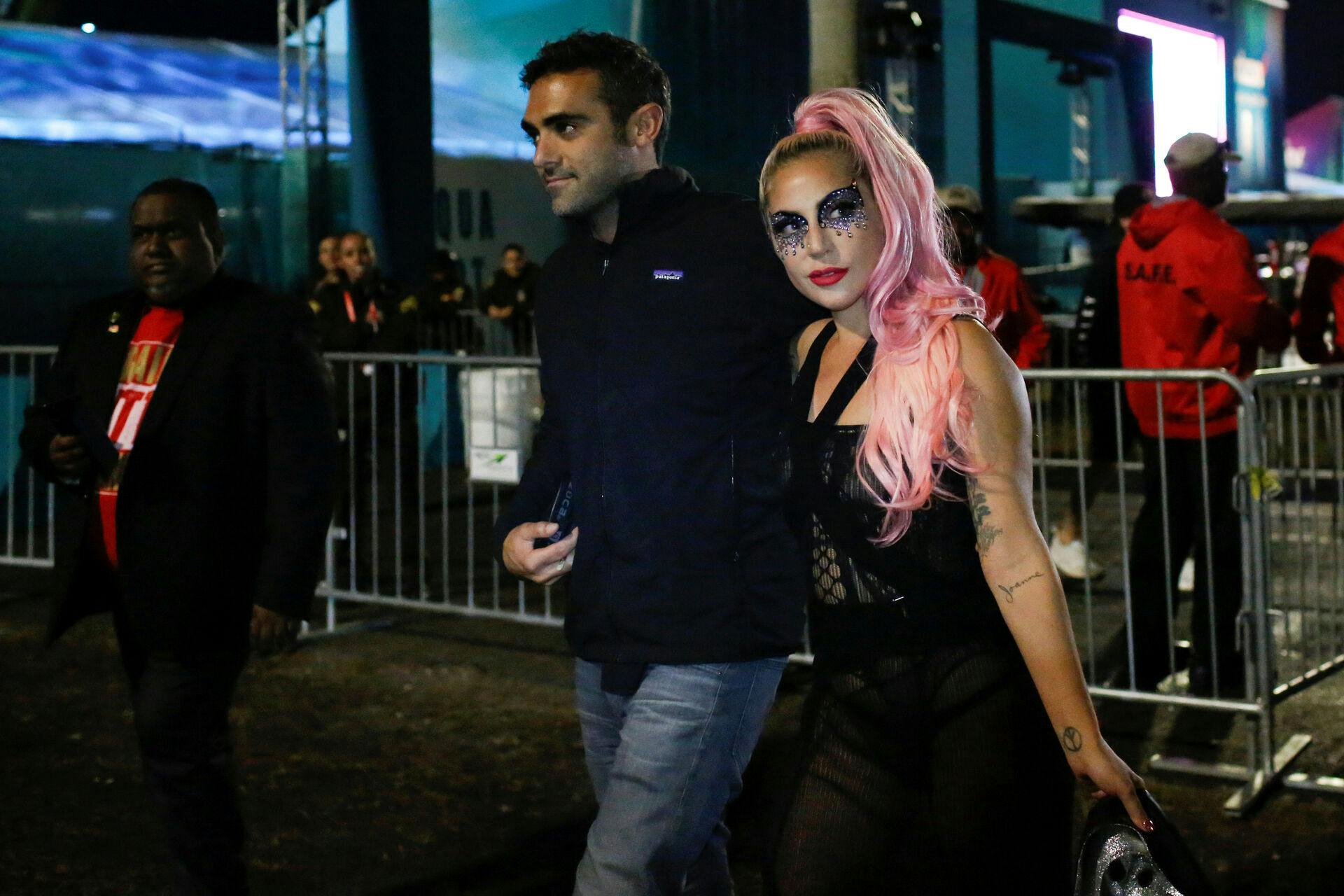 Lady Gaga og Michael Polansky sammen efter Super Bowl-finalen i 2020.