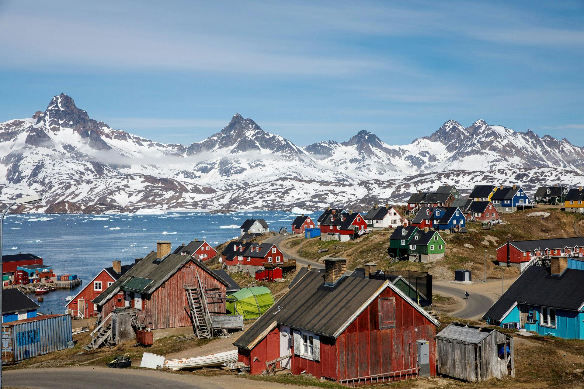 Det var i byen Tasiilaq i Østgrønland, at et ægtepar i sidste uge blev fundet døde. 