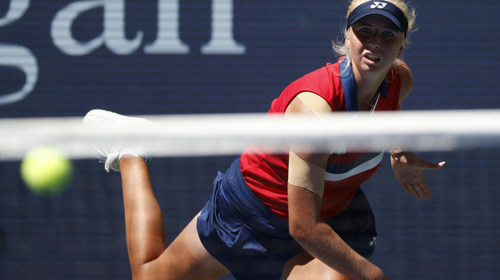 Clara Tauson besejrede bulgarernes højest rangerede spiller, Viktoriya Tomova, med 6-4, 6-2.