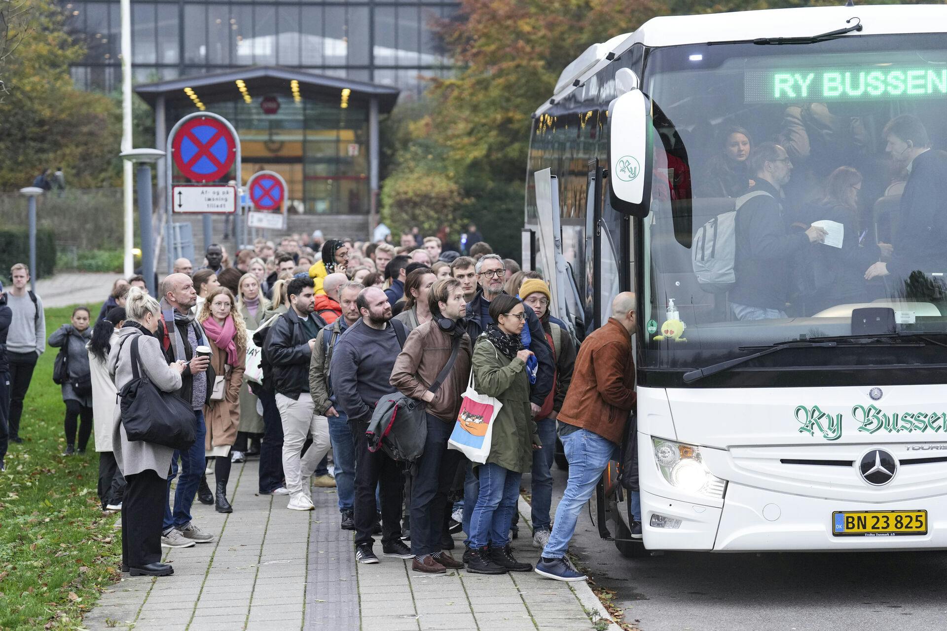 Det er ikke lige måden, man håber at komme rundt på, når man har købt en togbillet. Men selv DSB og Banedanmark er ikke herre over situationen, når det træ vælter ned over en køreledning.