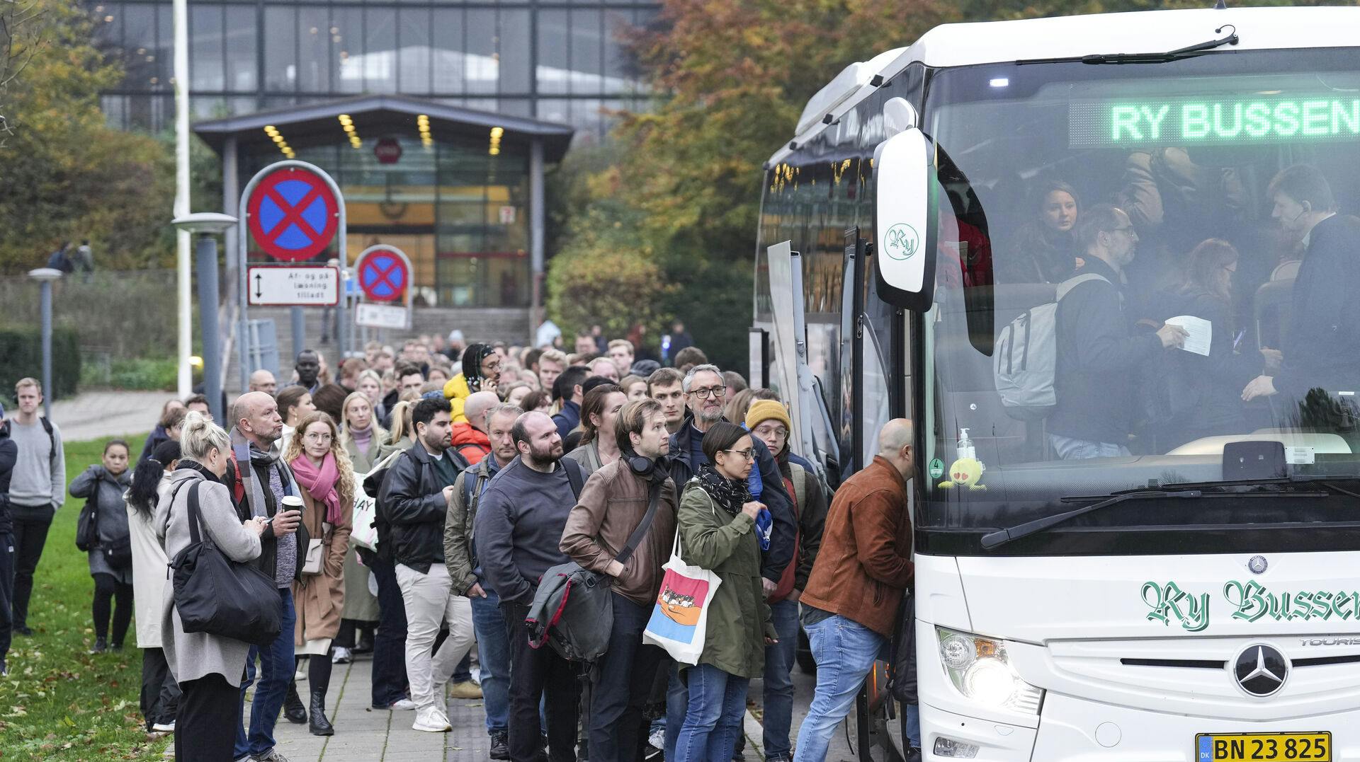Det er ikke lige måden, man håber at komme rundt på, når man har købt en togbillet. Men selv DSB og Banedanmark er ikke herre over situationen, når det træ vælter ned over en køreledning.