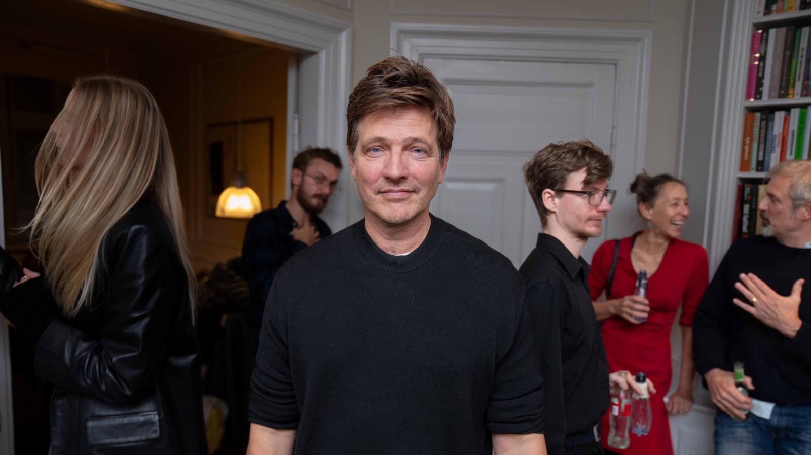 Hvis Thomas Vinterberg ser lidt træt ud, er der en god grund til det: Han arbejder som en hest for at få en ny stor tv-serie klar.