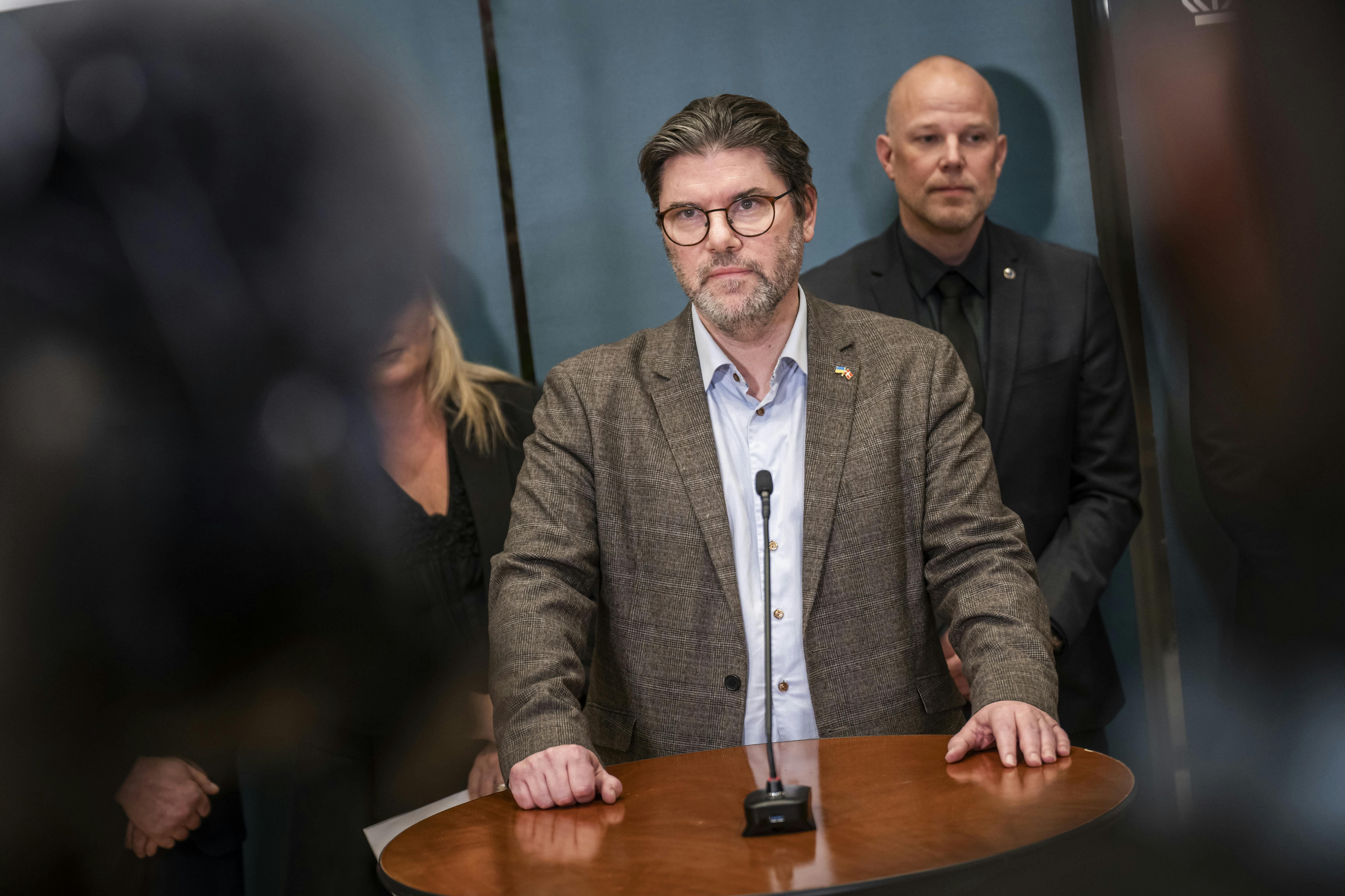 Mads Fuglede skiftede i marts 2024 parti fra Venstre til Danmarksdemokraterne.