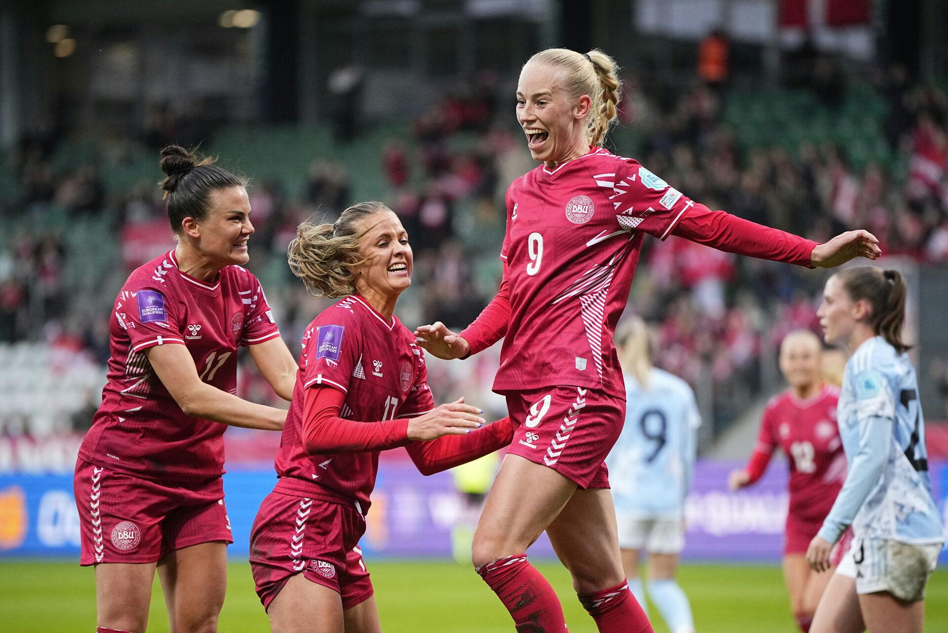 Sofie Svava assisterede en jublende Amalie Vangsgaard to gange, inden hun selv scorede i sejren mod Belgien.&nbsp;