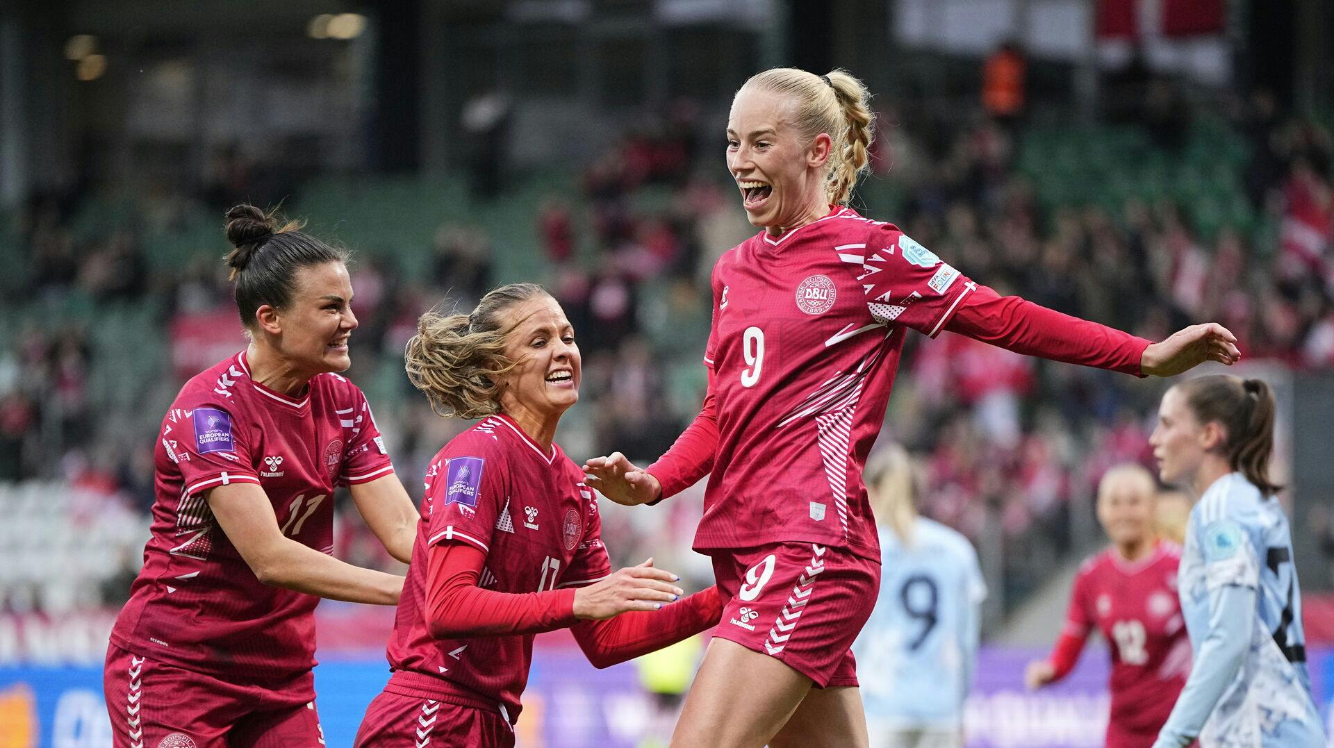 Sofie Svava assisterede en jublende Amalie Vangsgaard to gange, inden hun selv scorede i sejren mod Belgien. 