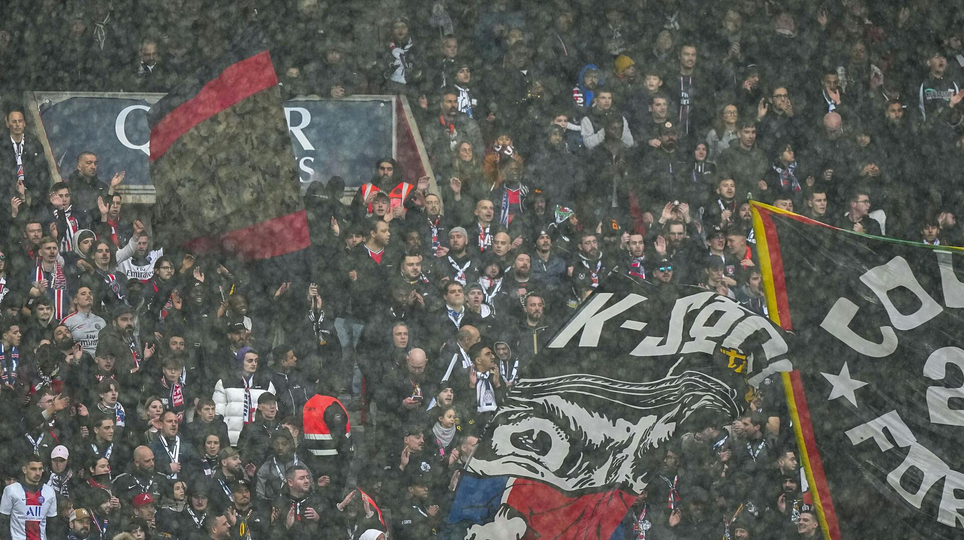 Politiet øger nu sikkerheden inden morgendagens kamp på Parc des Princes i Paris.