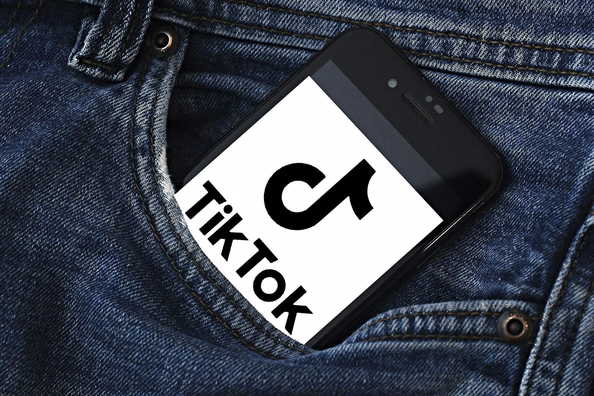 TikTok logo på mobil i lommen.