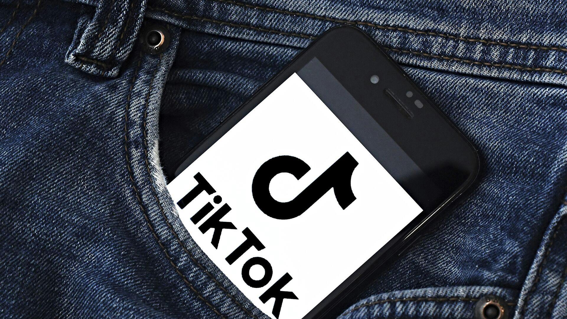 TikTok logo på mobil i lommen.