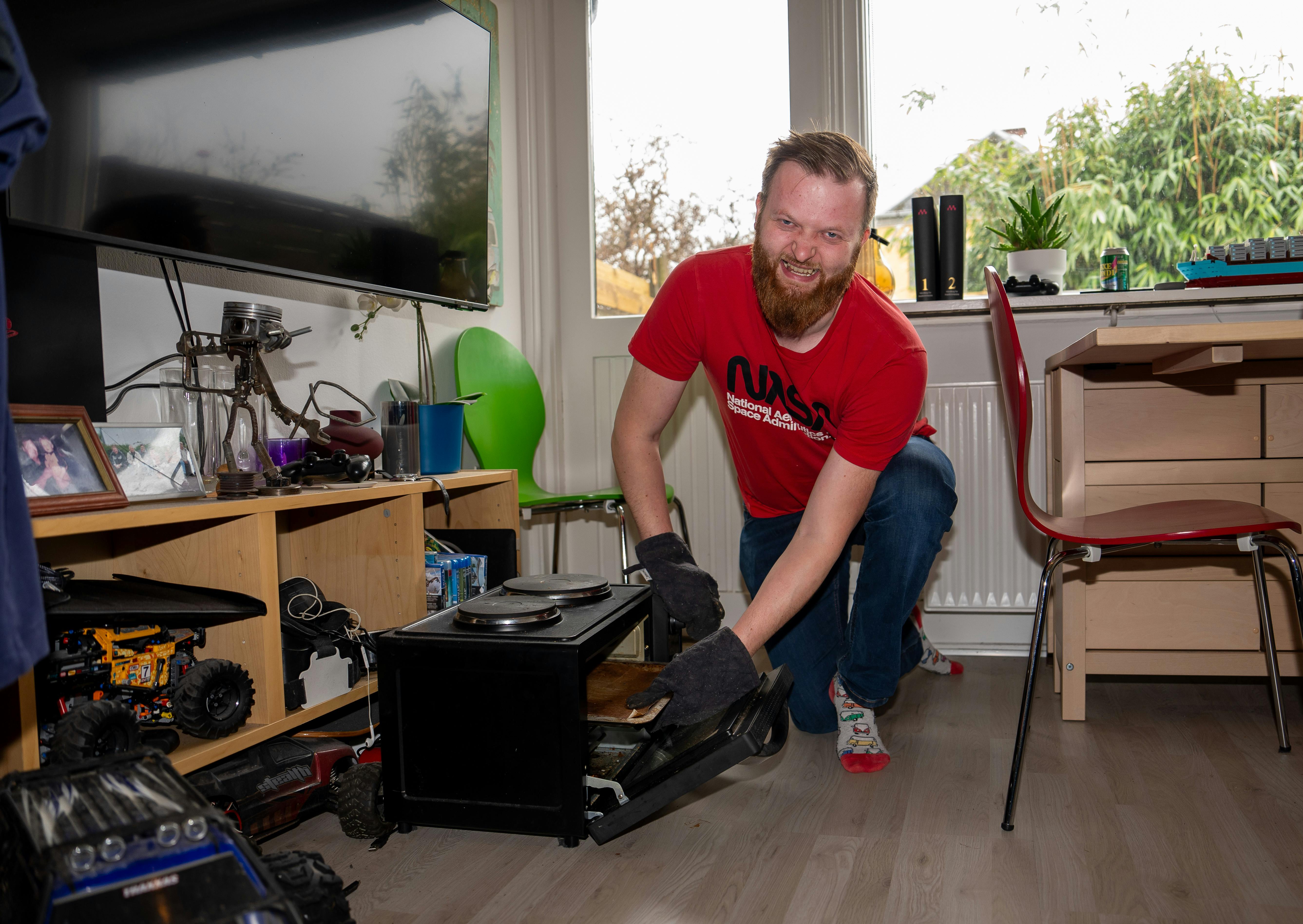 Rasmus kalder sit hjem for ”skotøjsæsken” – han bor nemlig i et lille rækkehus på 20 kvadratmeter. Da ikke er meget plads, bliver maden lavet i en ovn på stuegulvet.