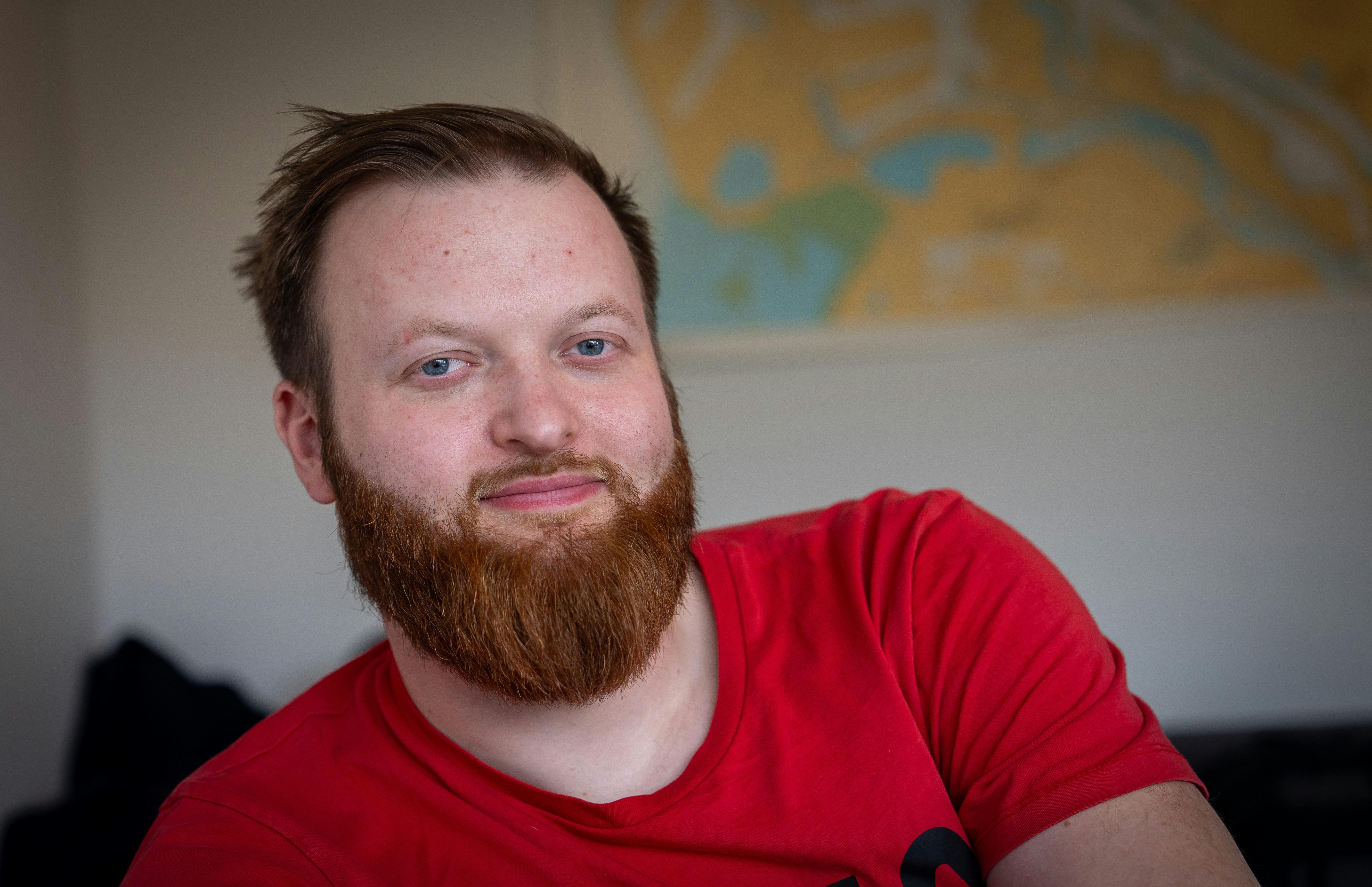 Selv om Rasmus Bruun, 26, fra TV 2’s ”Kærlighed hvor kragerne vender” har en sjælden genfejl, som bl.a. gør, at han har tyndt hår, så fejler skægvæksten ikke noget.
