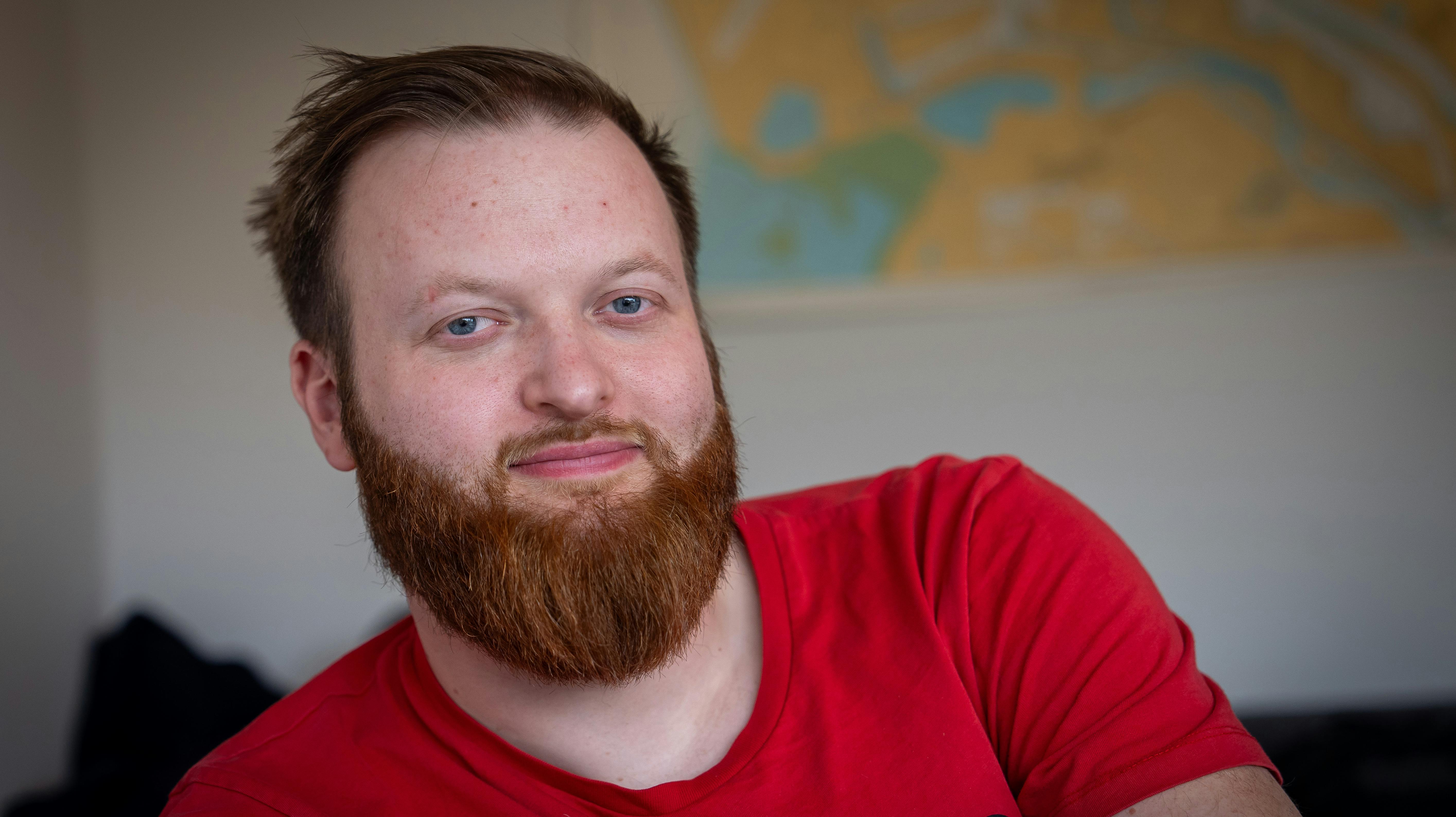 Selv om Rasmus Bruun, 26, fra TV 2’s ”Kærlighed hvor kragerne vender” har en sjælden genfejl, som bl.a. gør, at han har tyndt hår, så fejler skægvæksten ikke noget.