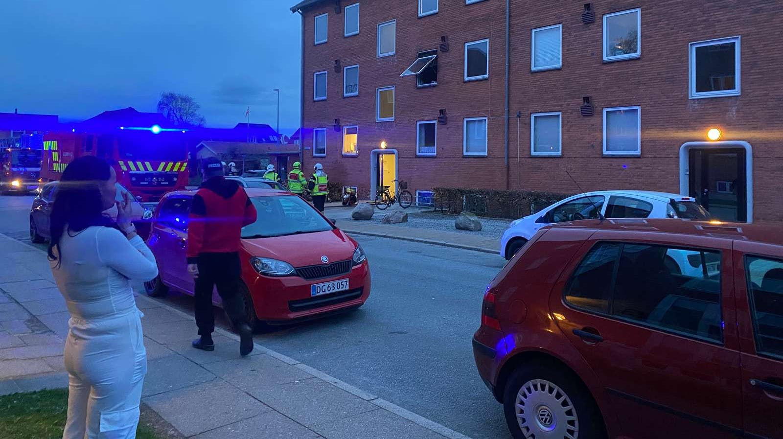 En lejlighedsbrand kostede mandag aften en kvindelig beboer livet i Randers.