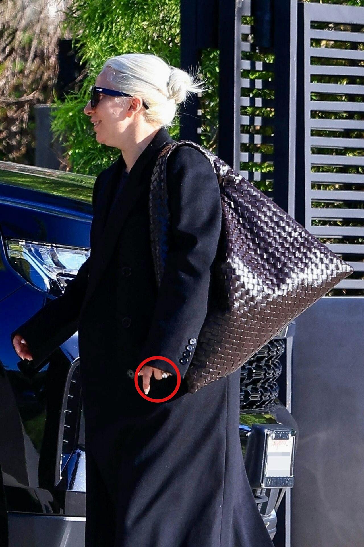 Det er svært ikke at bemærke det bling, som Gaga har siddende på fingeren.