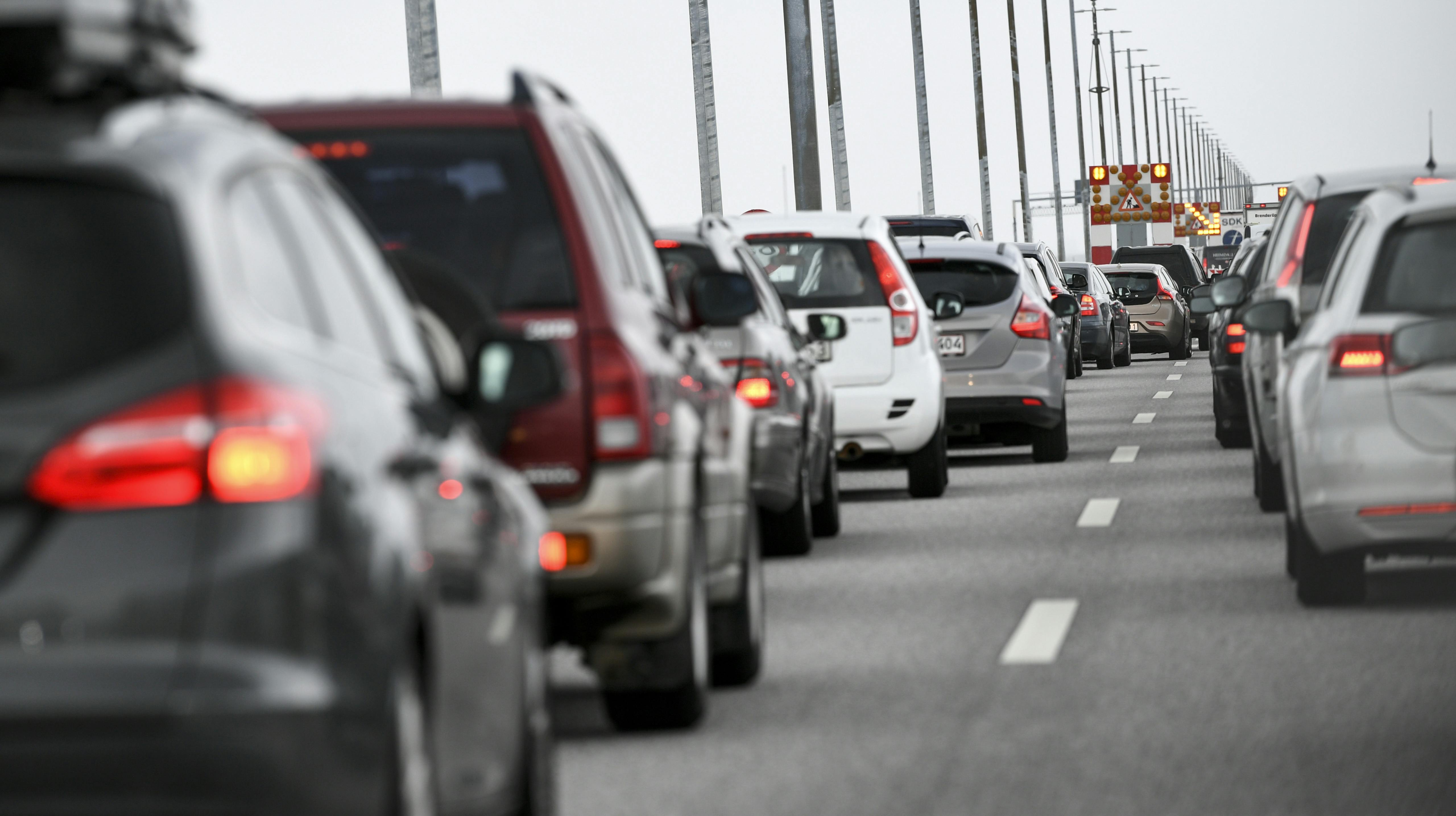 Der er kø ved betalingsanlægget på den svenske side af Øresundsbroen. Billedet er fra en anden gang med kø på broen.