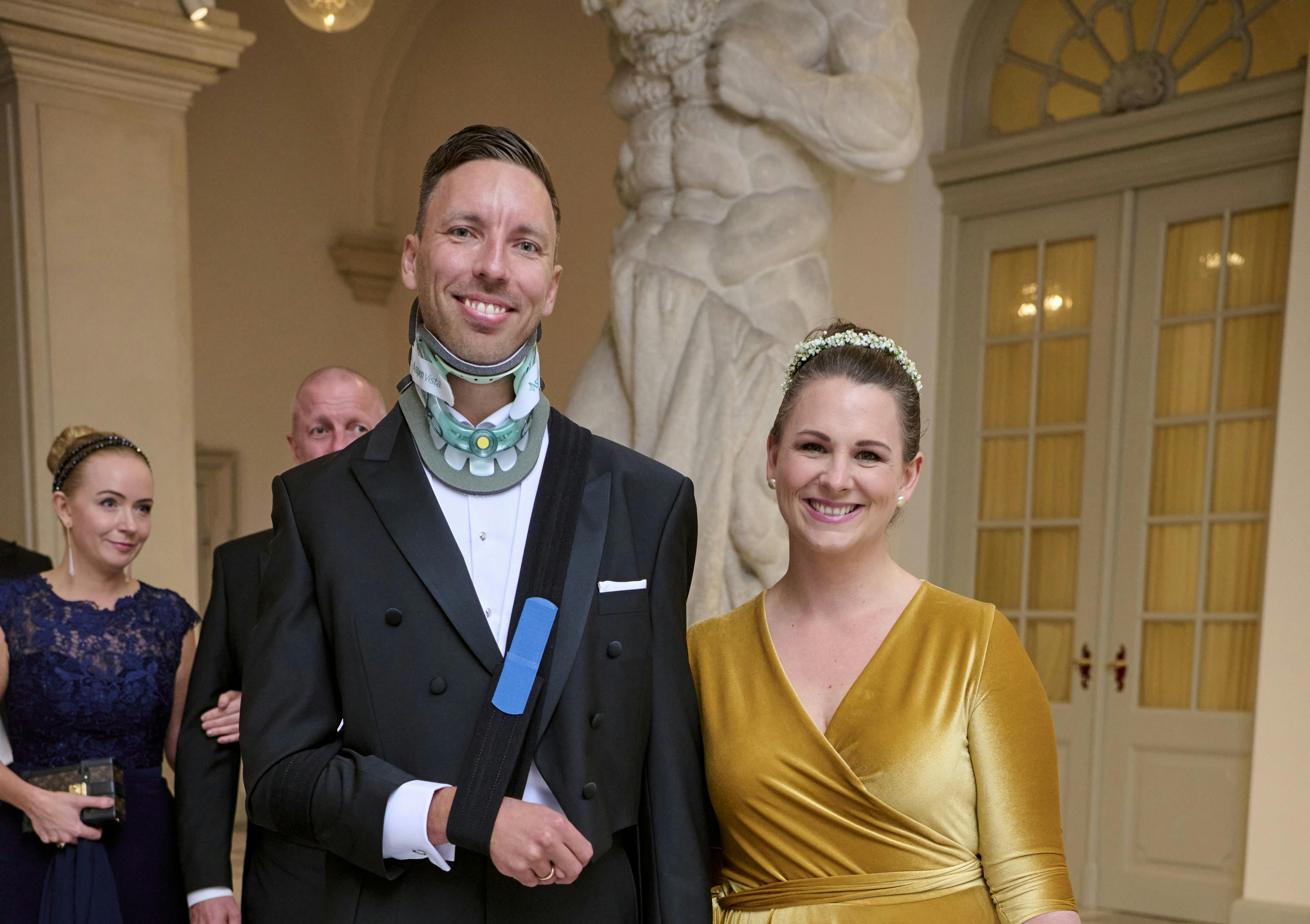 Her er Mette Abildgaard til bal på Christiansborg Slot med gemalen Jens Jacob, der på det tidspunkt havde været ude for et alvorligt cykelstyrt. 