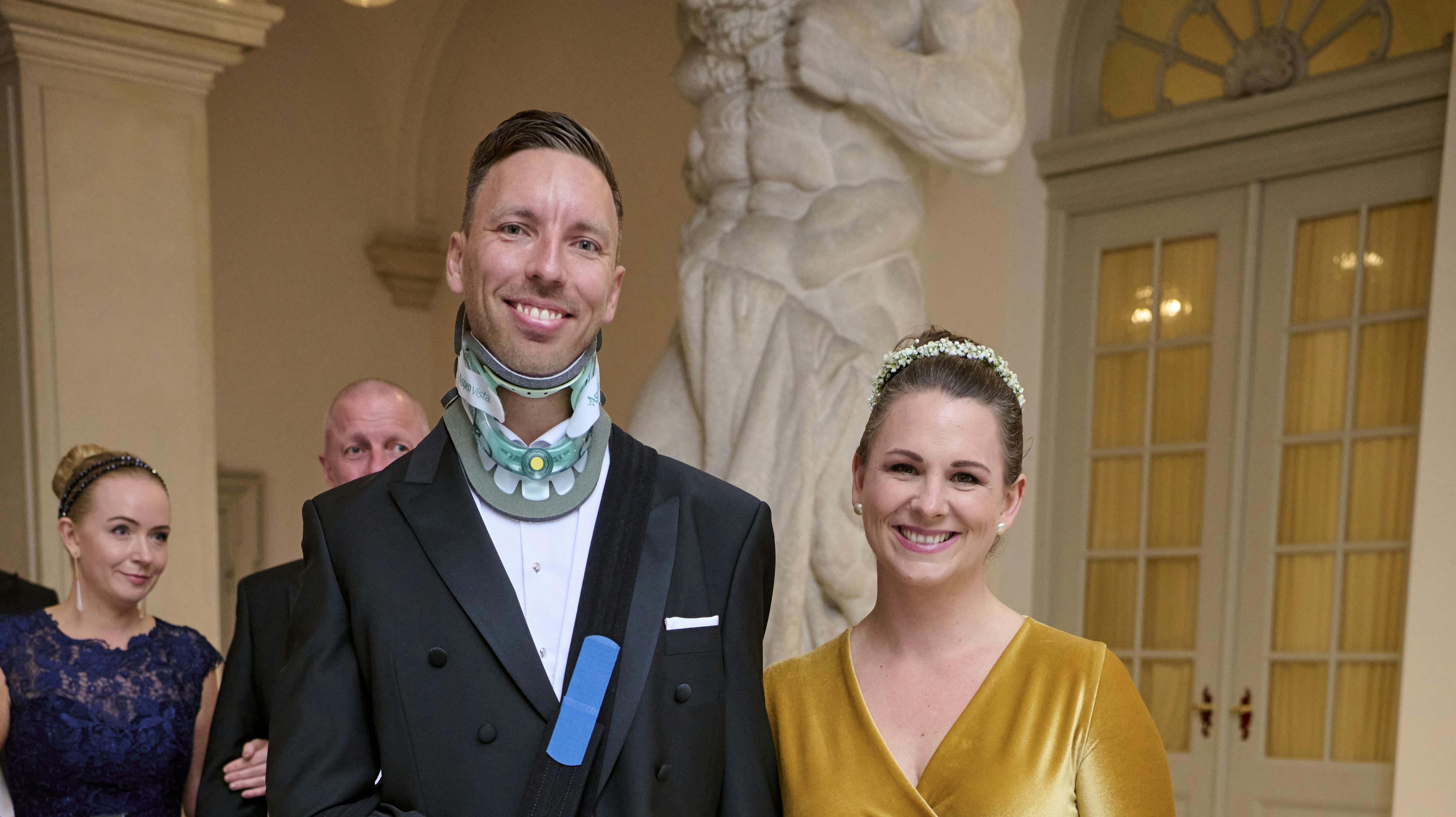 Her er Mette Abildgaard til bal på Christiansborg Slot med gemalen Jens Jacob, der på det tidspunkt havde været ude for et alvorligt cykelstyrt.