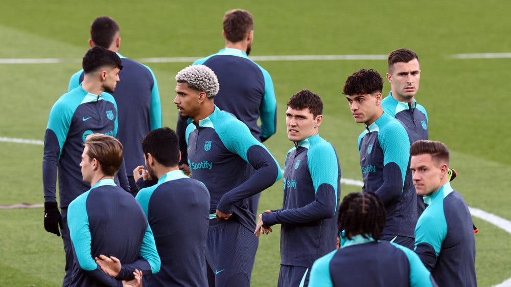 Andreas Christensen (centralt i billedet) under tirsdagens træning i Paris.    