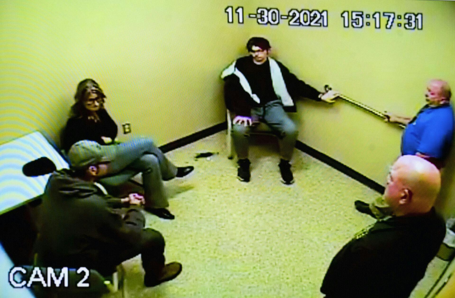 Ethan Crumbley og hans forældre på politistationen efter skoleskyderiet, som kostede fire livet. Nu er forældrene dømt for skyderiet.