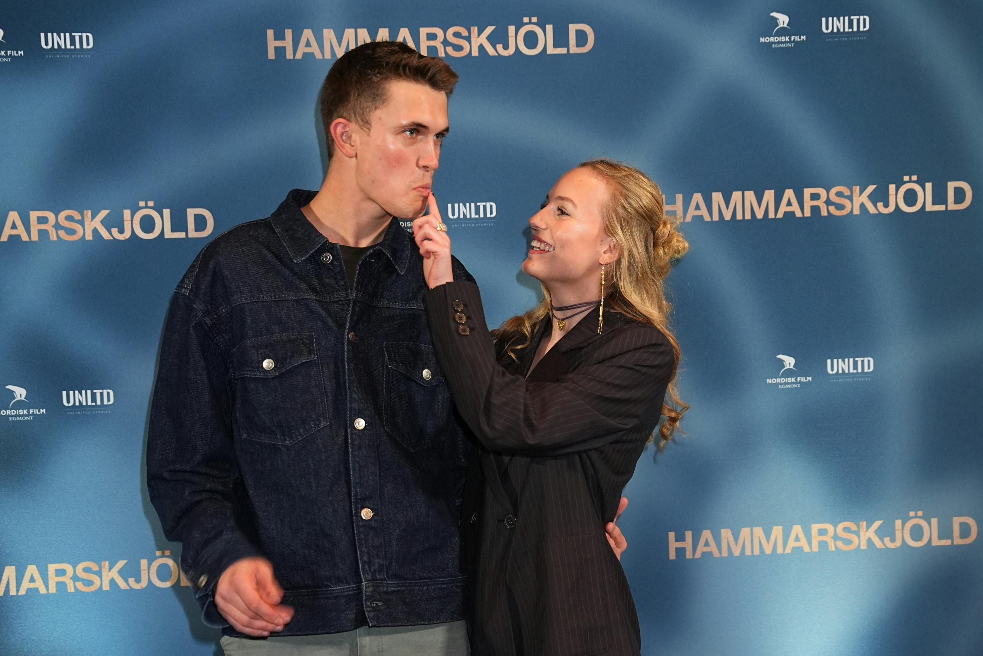 Asger synes, at det er overvældende at være på den røde løber, men Flora Ofelia sørger heldigvis for, at han står knivskarpt på billederne.