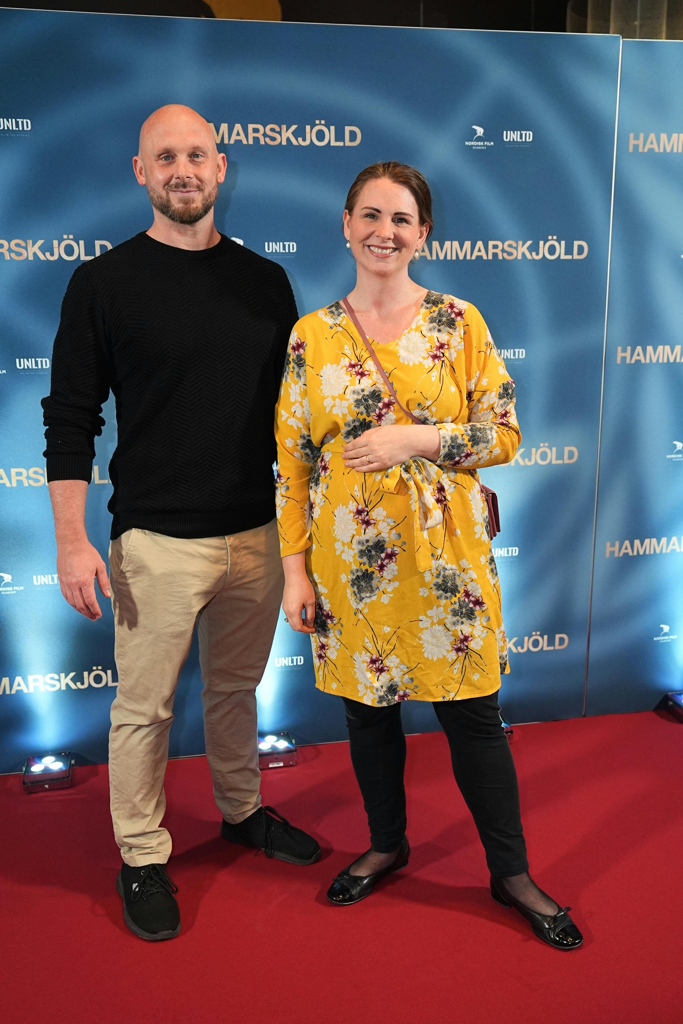 Mette Abildgaard, der i dag annoncerede, at hun venter sit tredje barn, viser maven frem. 