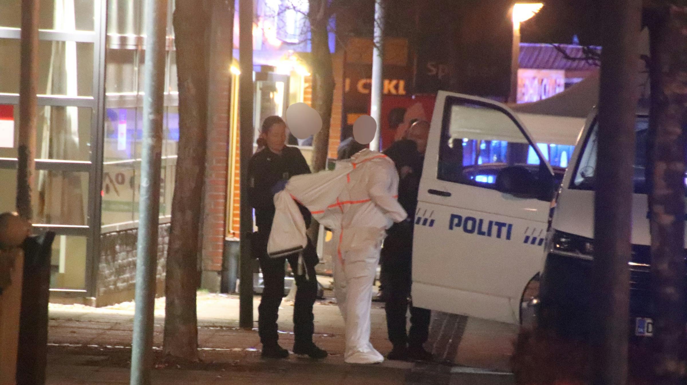 To efterlyste mænd har nu meldt sig selv - de var efterlyst i forbindelse med et skyderi i Herning 20. marts. Her ses en tredje person blive anholdt i sagen.