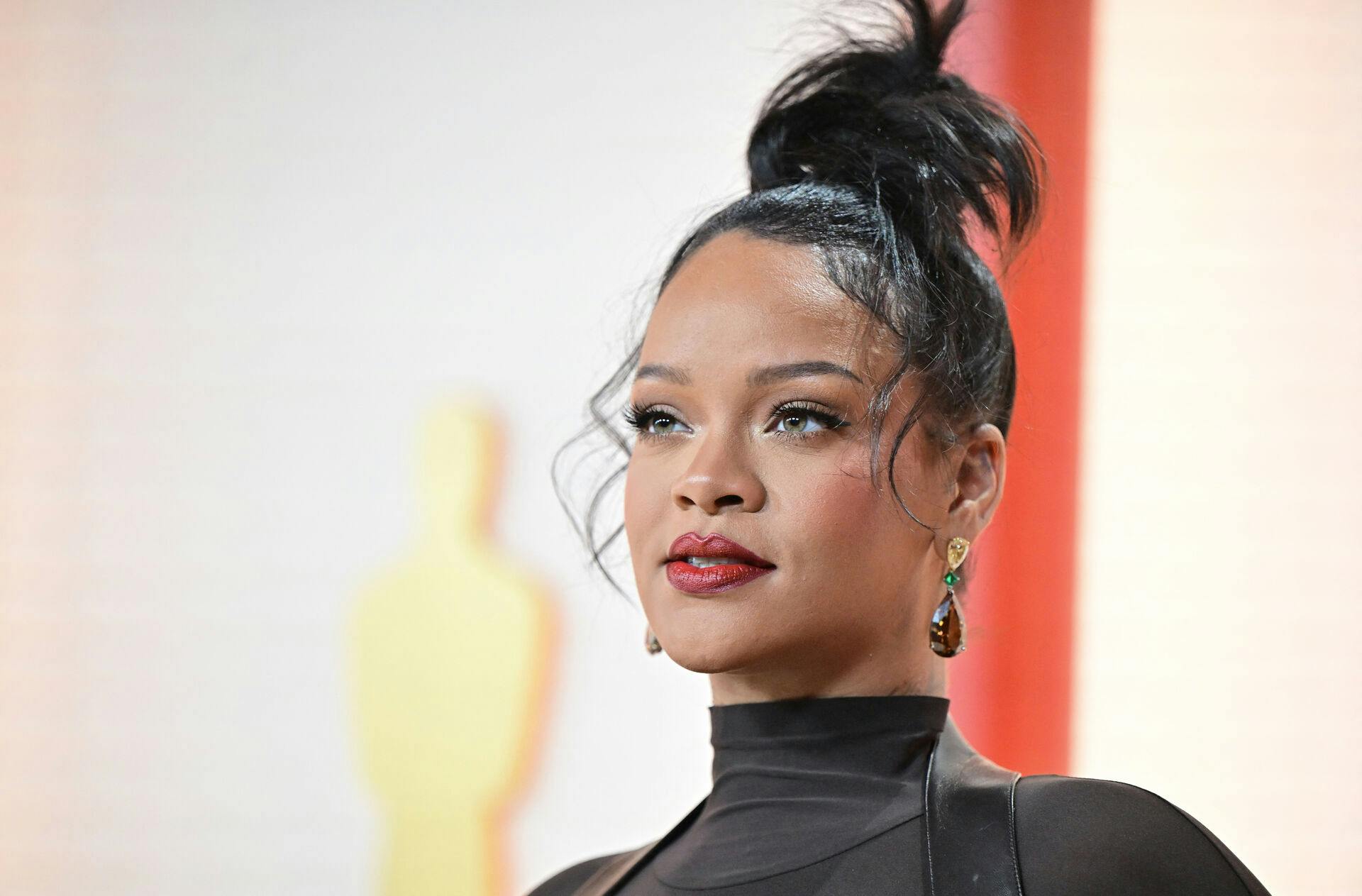 Rihanna er ikke afvisende, når det kommer til flere former for plastikkirurgi.