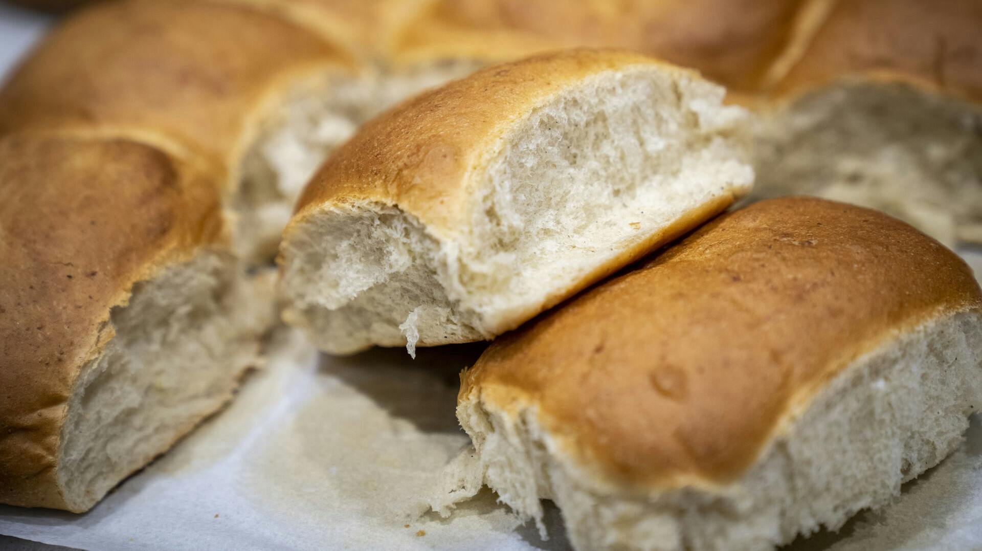 Hveder bages i Lagkagehusets centralbageri i Brøndby, mandag den 1. maj 2023. (Foto: Ida Marie Odgaard/Ritzau Scanpix)