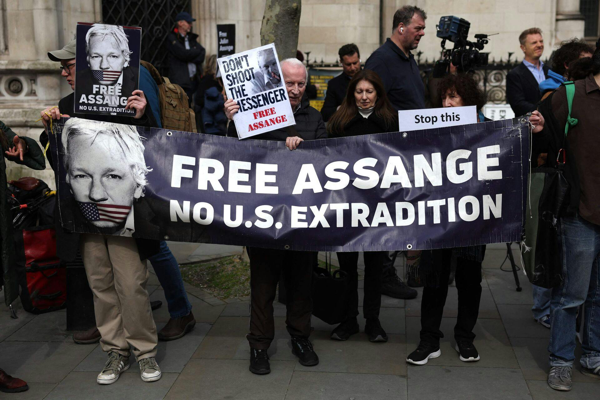 Folkehelt - eller forfører? Gruppen her er vist ikke i tvivl om, at Assange fortjener at komme på fri fod.