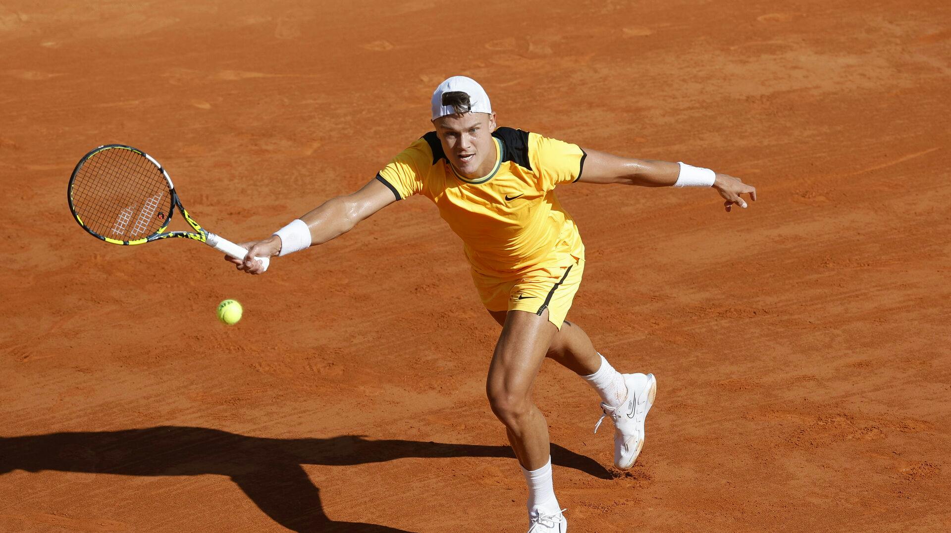 epa11272739 Holger Rune of Denmark in action during his Round of 16 match against Grigor Dimitrov of Bulgaria at the ATP Monte Carlo Masters tennis tournament in Roquebrune Cap Martin, France, 11 April 2024. EPA/SEBASTIEN NOGIER