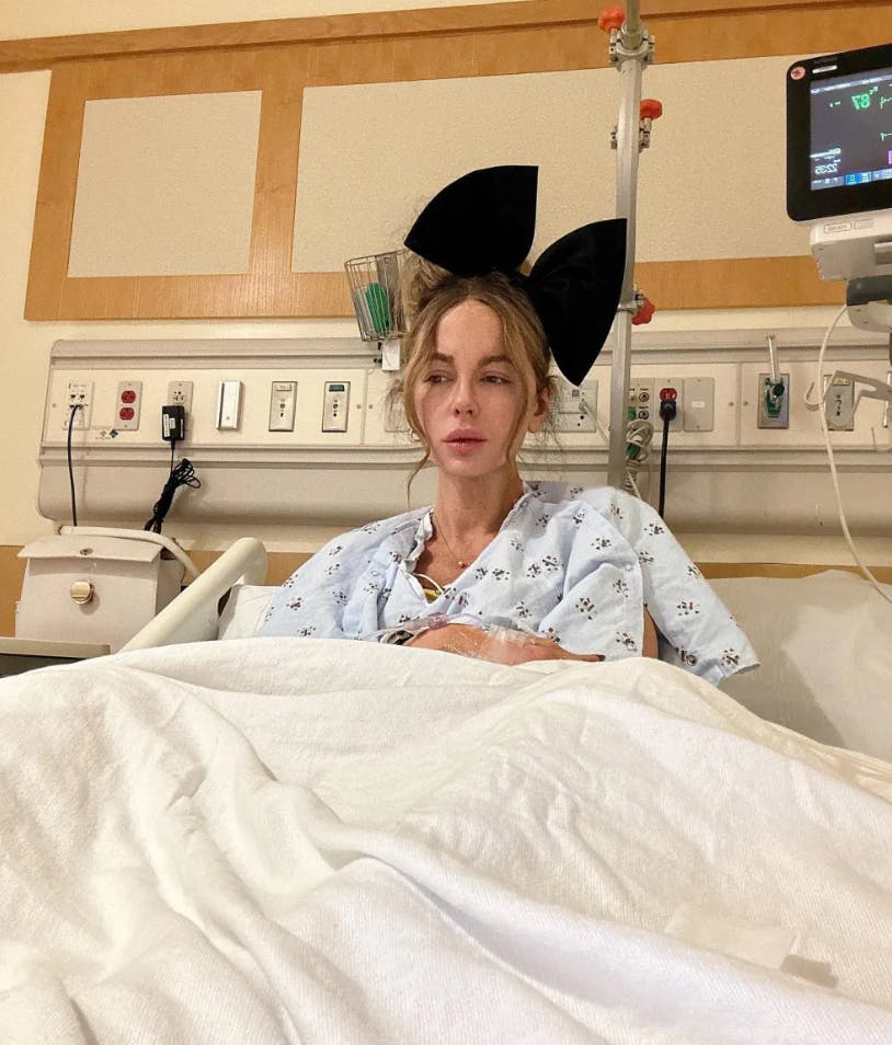 Den 50-årige Kate Beckinsale så særdeles trist ud, da hun i marts delte de første billeder af sig selv fra hospitalssengen.