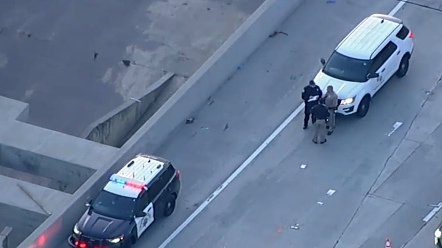 Et grusomt syn ventede mandag morgen bilister på den såkaldte 405 Freeway i Los Angeles: En lille pige og hendes storesøster lå på vejen. 