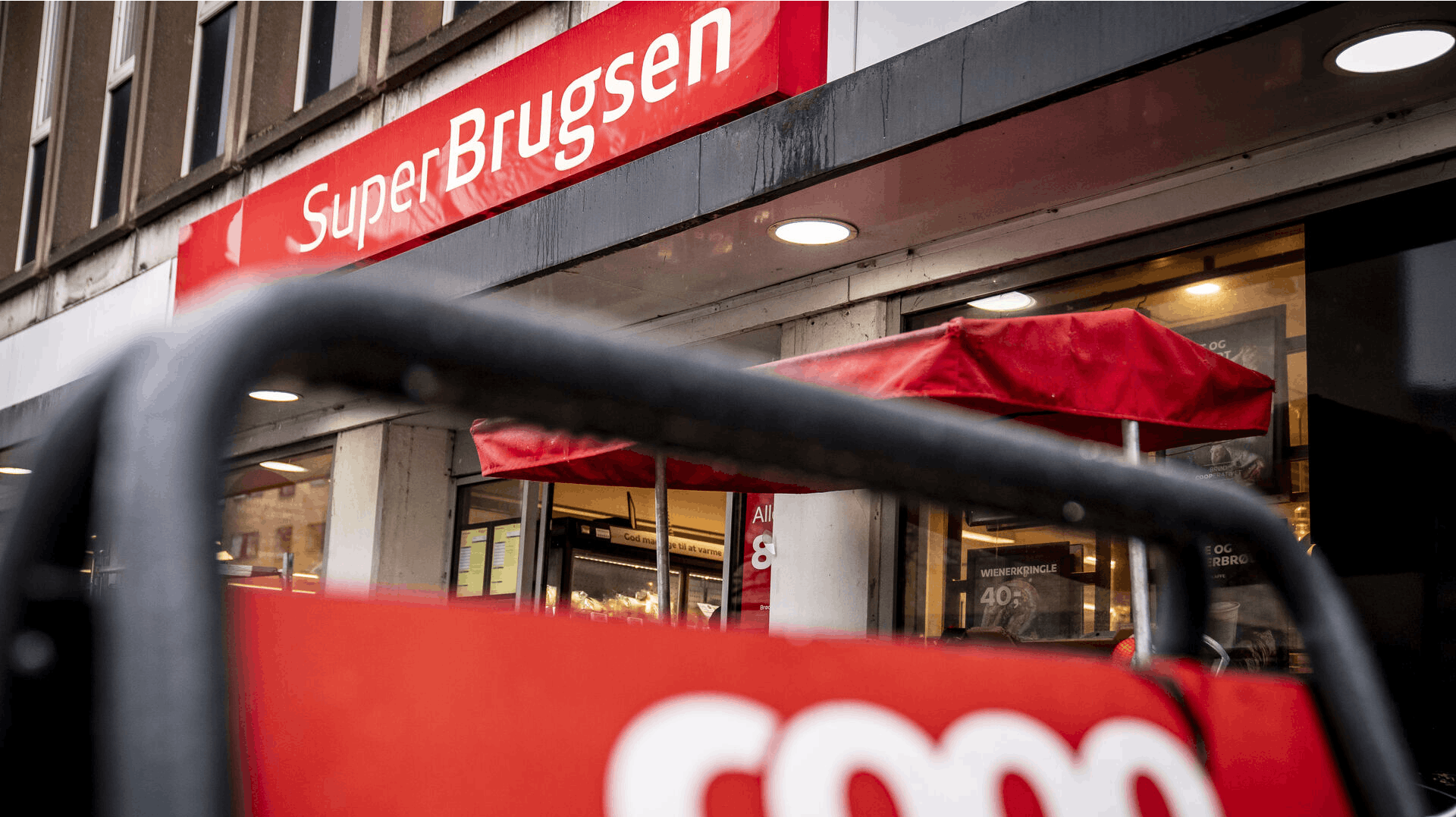 Planer om en ny butikskæde hos Coop sløjfes, efter nyheden om at energiselskabet OK har købt halvdelen af dagligvarekoncernen. 