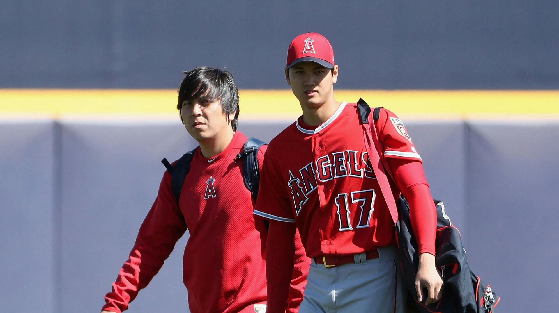 Her ses Shohei Ohtani (t.v.) med sin tolk Ippei Mizuhara, der nu risikerer mange års fængsel for at have svindlet sin arbejdsgiver groft.