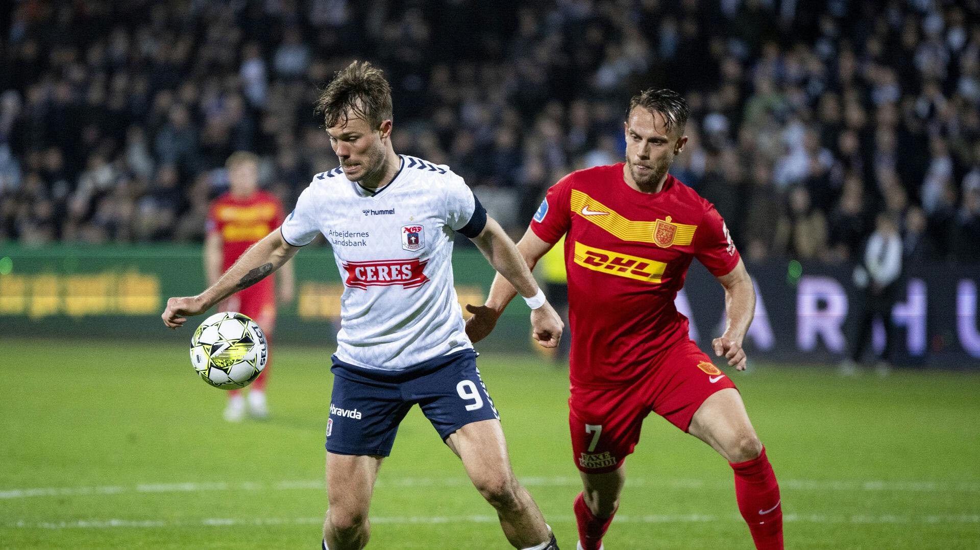 AGFs Patrick Mortensen (t.v.) i duel med FCNs Marcus Ingvardsen under pokalsemifinale returkampen mellem AGF og FC Nordsjælland på Ceres Park i Aarhus.