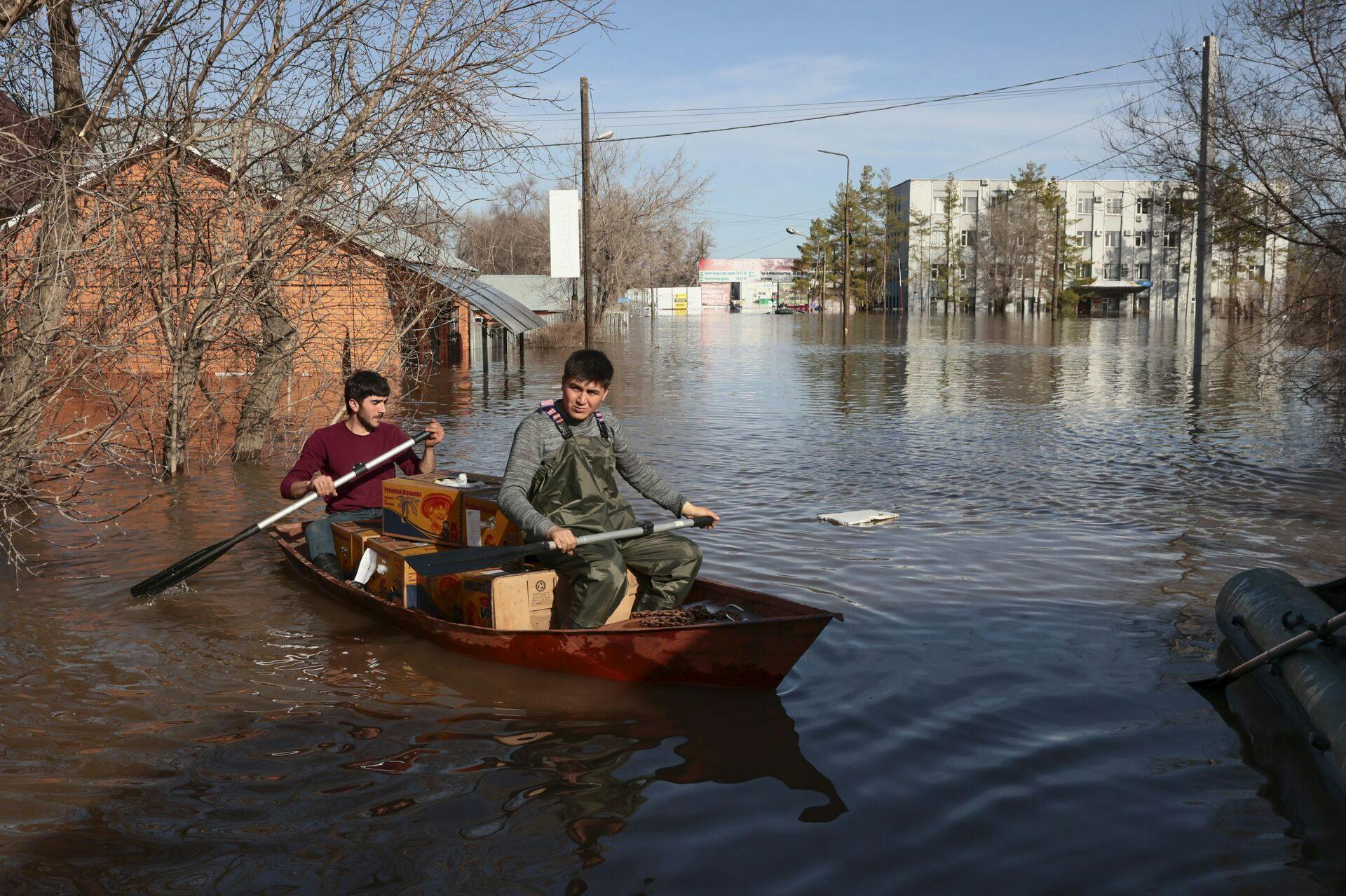 Her er vi i Orenburg i Rusland, hvor flodens oversvømmelser også skaber store problemer.