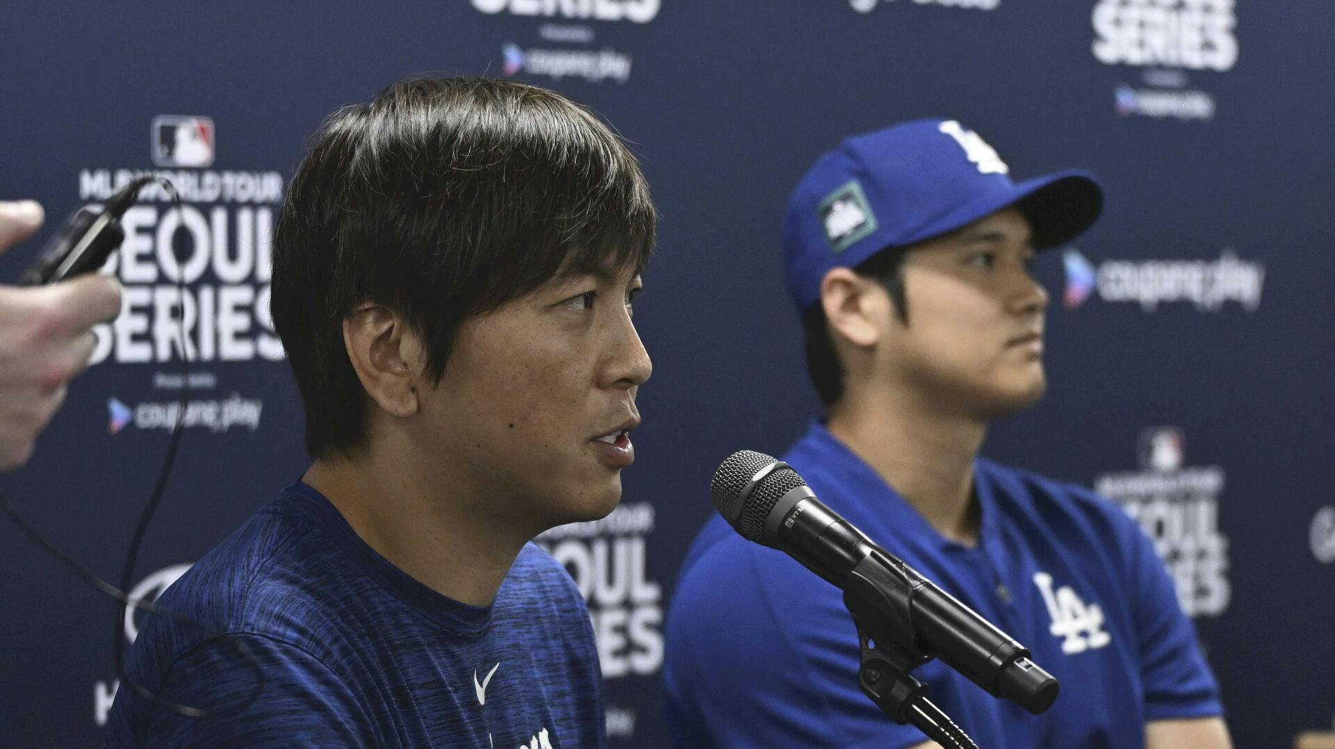 Shohei Ohtani, stjernespiller for MLB Los Angeles, er angiveligt blevet svindlet for et kæmpe millionbeløb af sin tidligere tolk, Shohei Ohtani (til venstre red.).