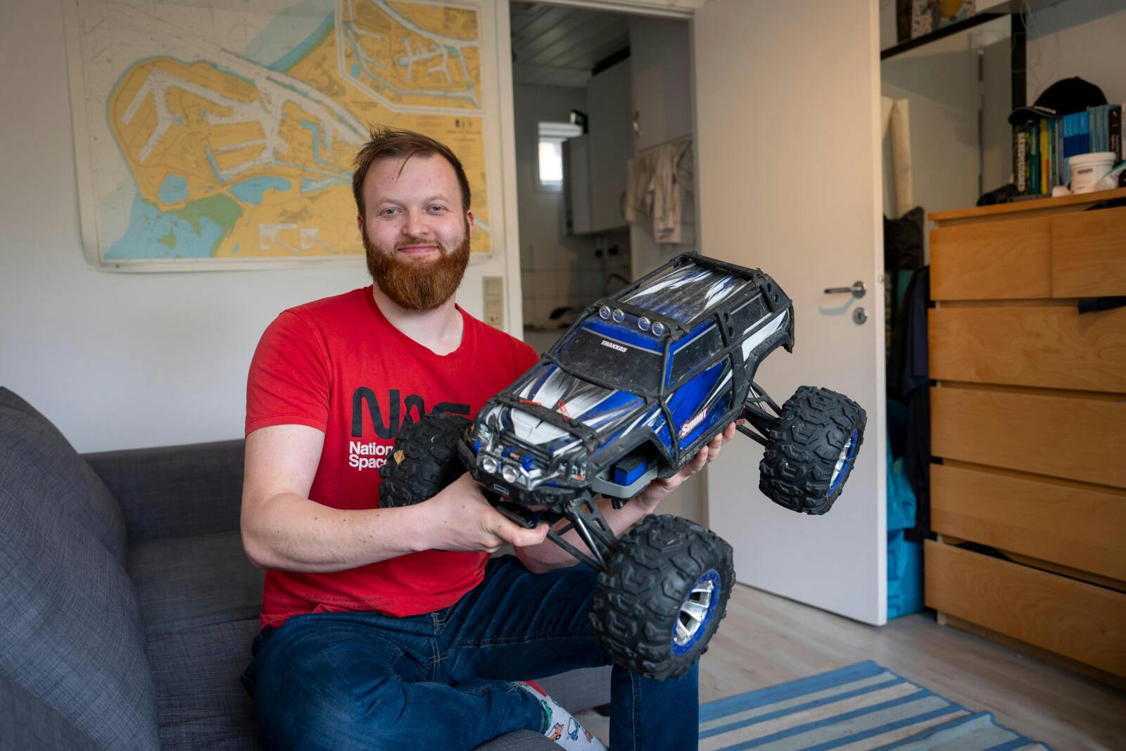 Før han gik i gang med maskinmesteruddannelsen, arbejdede Rasmus i mange år som mekaniker og har også stadig et værksted hos sine forældre. Han holder også af fjernstyrede biler: – Det er min lille søde fjernstyrede bil. Men jeg kører alt for lidt med den.