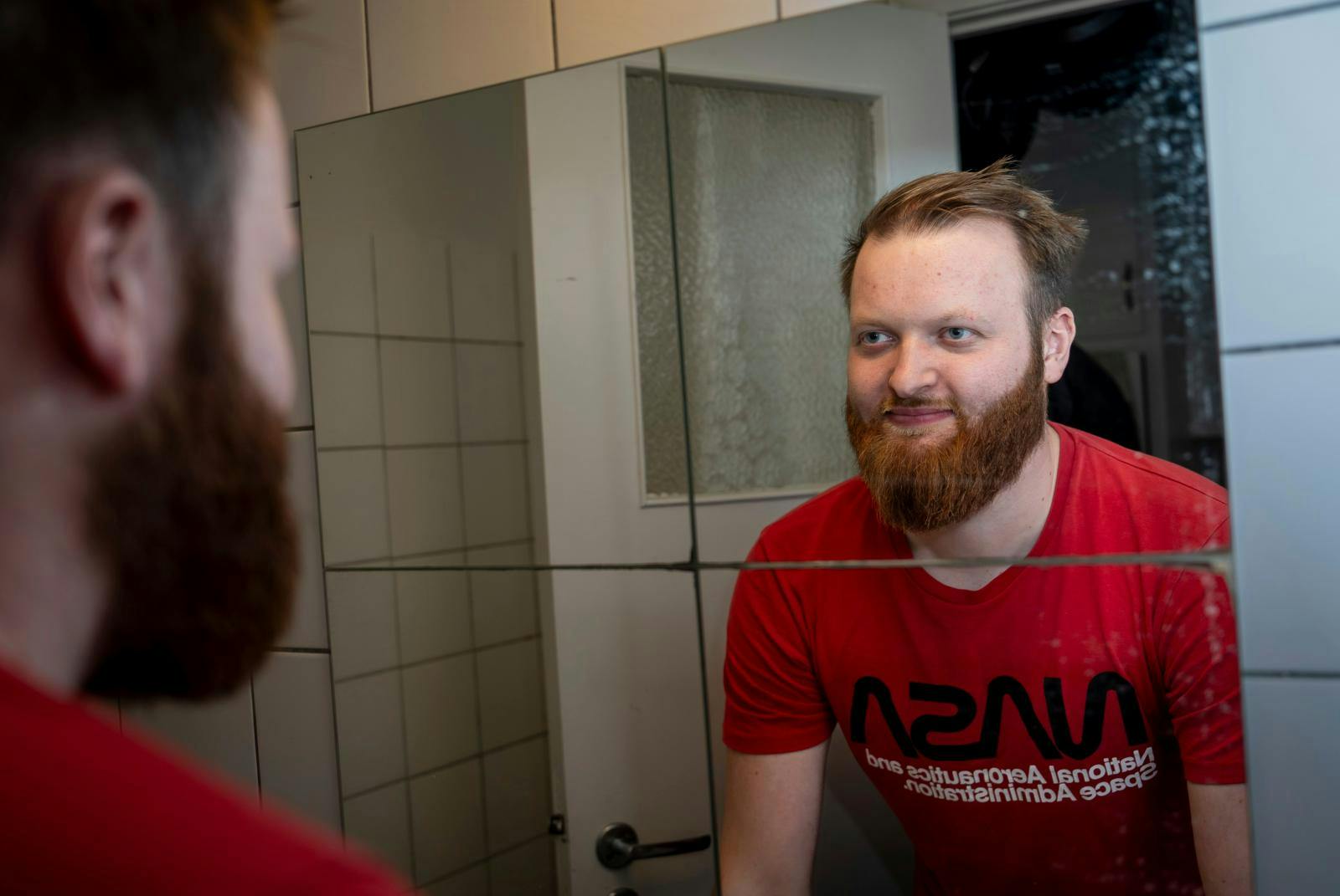 Selv om Rasmus Bruun, 26, fra TV 2’s ”Kærlighed hvor kragerne vender” har en sjælden genfejl, som bl.a. gør, at han har tyndt hår, så fejler skægvæksten ikke noget