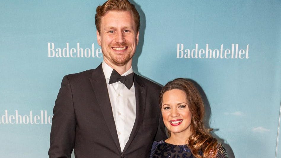 I privaten er det Andreas Jebro, 39, der har slået pjalterne sammen med Amalie Dollerup. De arbejder begge som skuespillere og bor i Virum sammen med deres søn August.