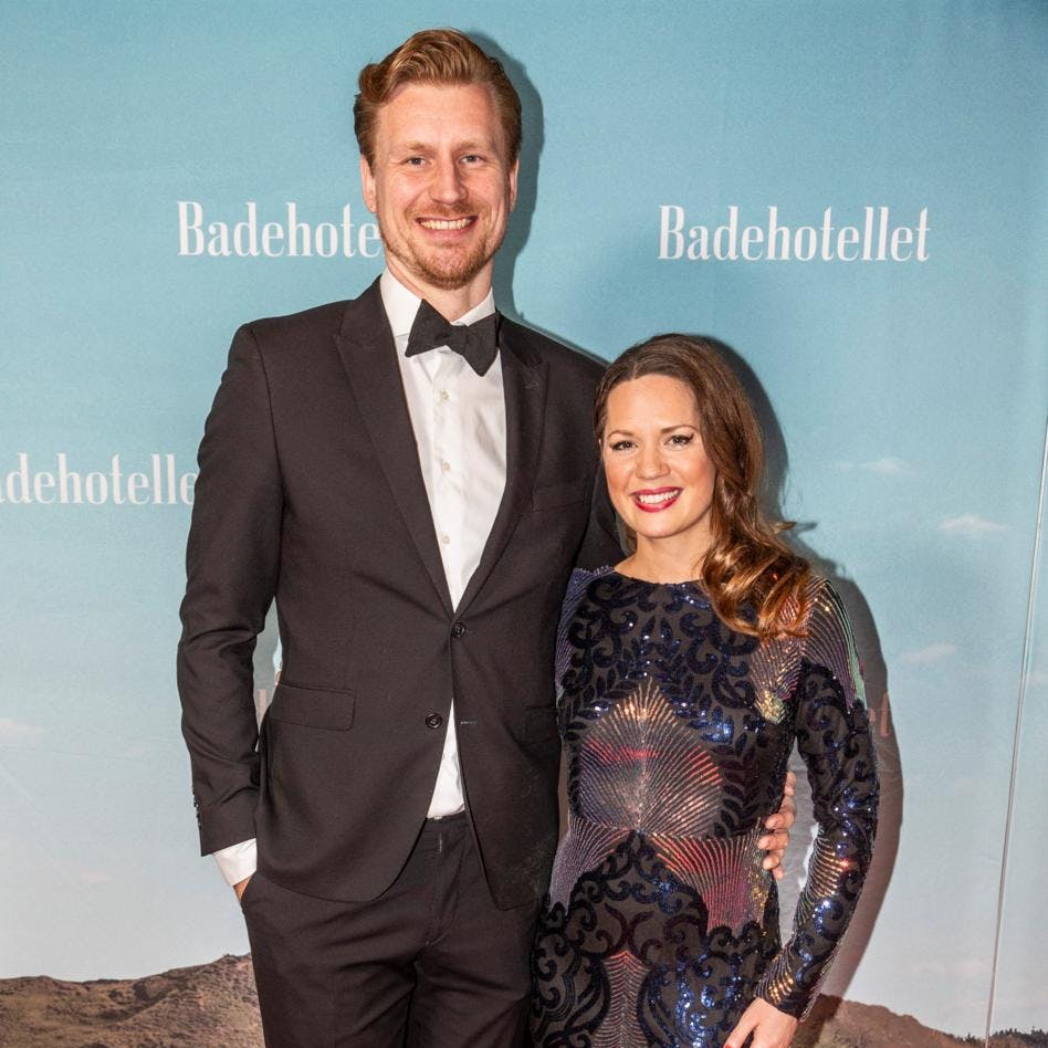 I privaten er det Andreas Jebro, 39, der har slået pjalterne sammen med Amalie Dollerup. De arbejder begge som skuespillere og bor i Virum sammen med deres søn August.