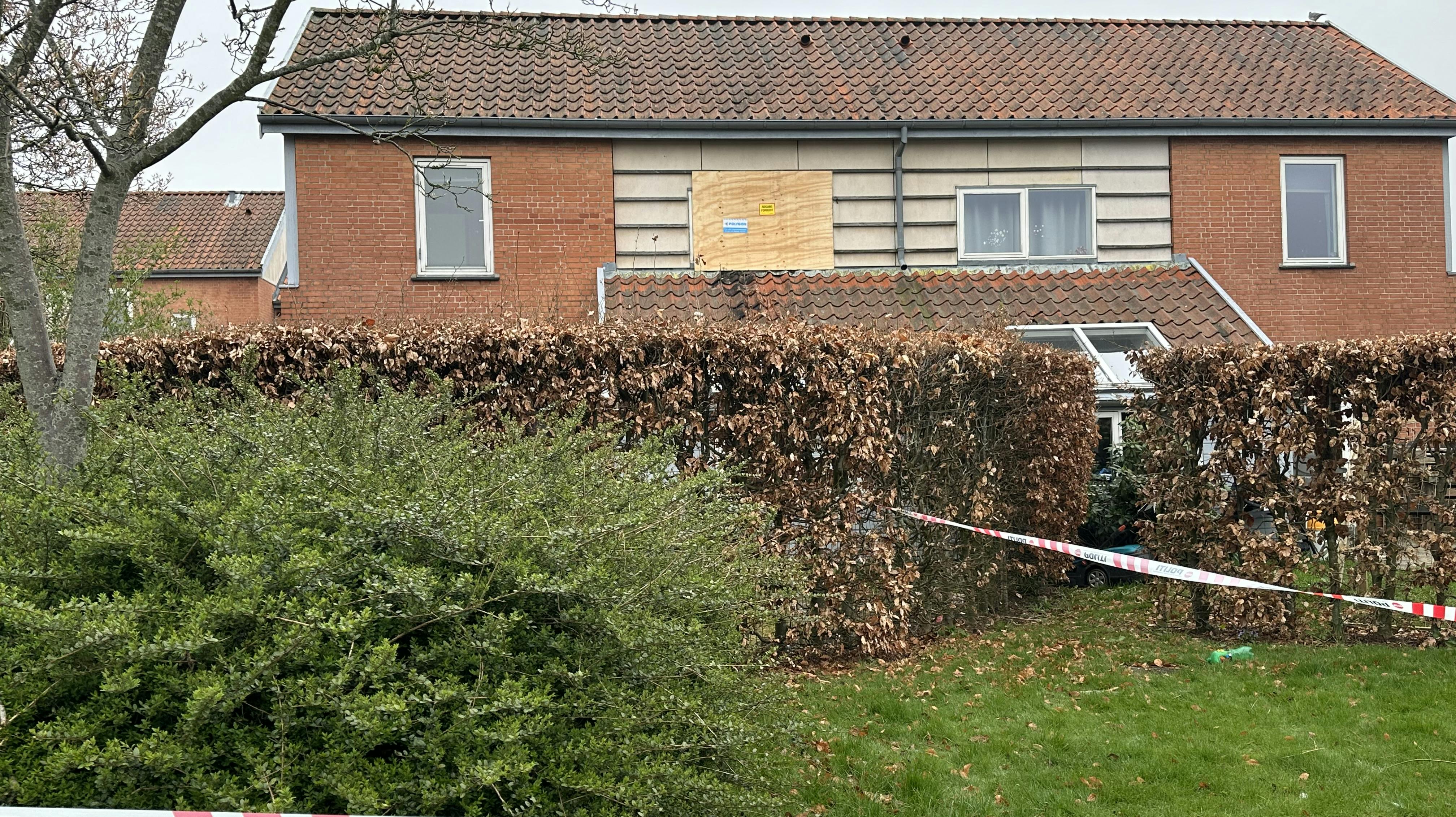 Det var her i rækkehuset i Helsinge, at den voldsomme eksplosion skete.