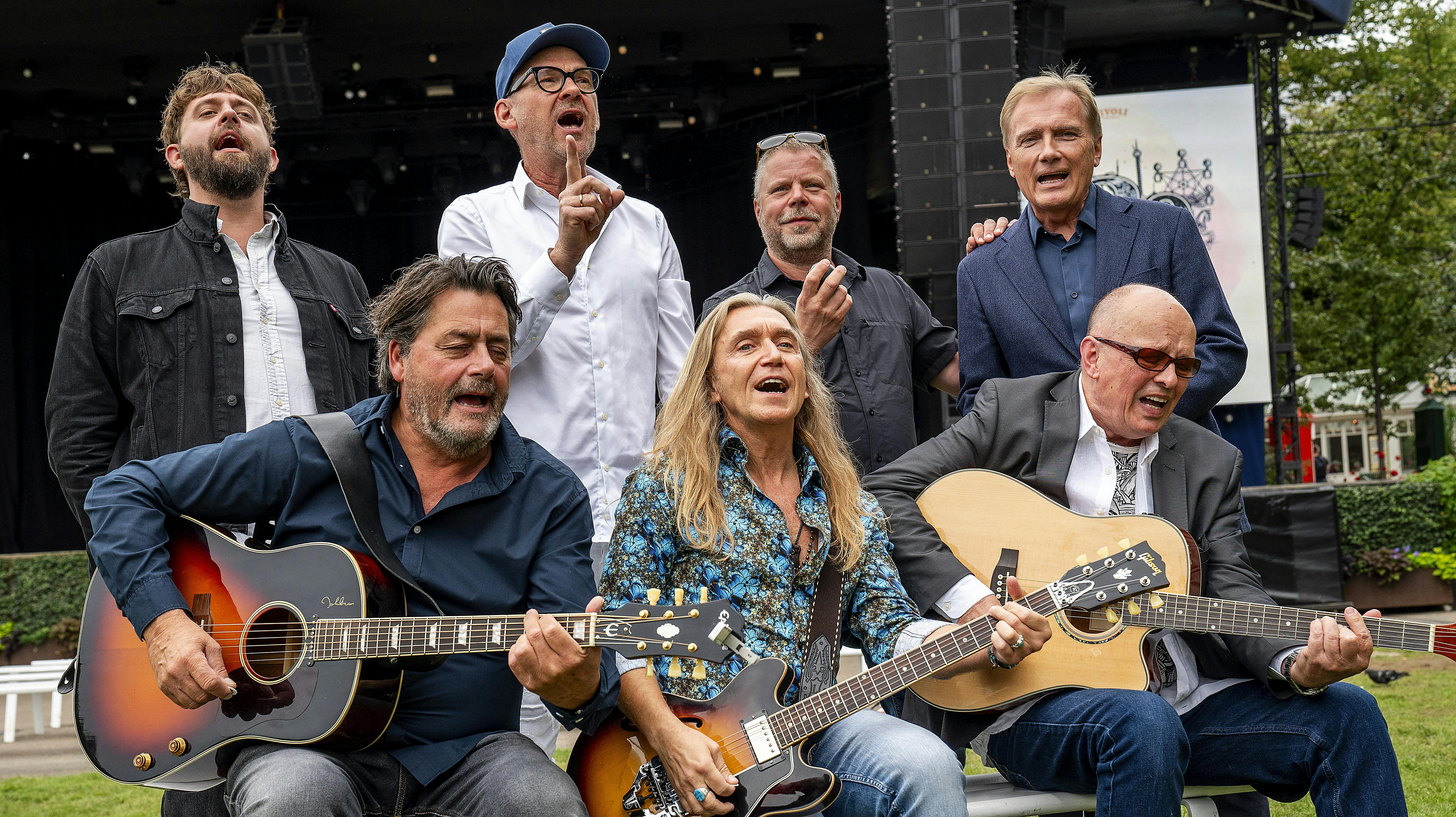 Pressemøde i Tivoli med Shubidua i forbindelse med deres 50 års jubilæum. Peter Q. Geisling er vært og deltager. Desuden kommer Michael Hardinger, Kim Daugaard, Jørgen Thorup og Kasper Daugaard.
